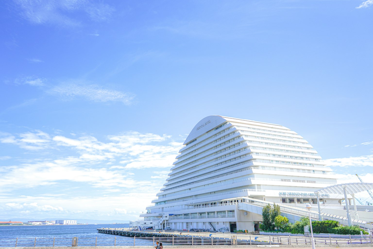 อาคารสีขาวทันสมัยข้างทะเลใต้ท้องฟ้าสีฟ้า