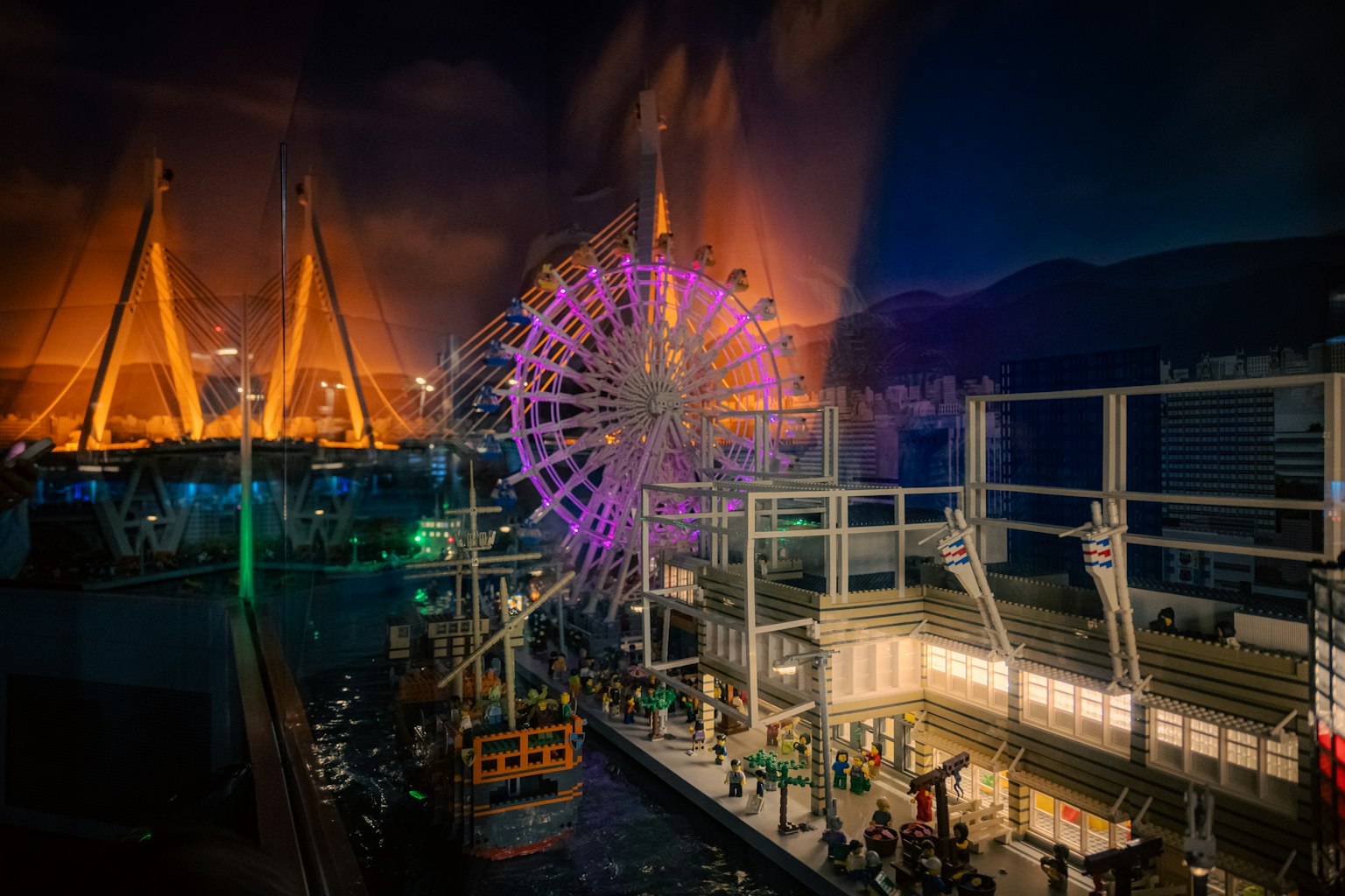 夜间游乐园场景，五彩缤纷的摩天轮闪耀着光芒