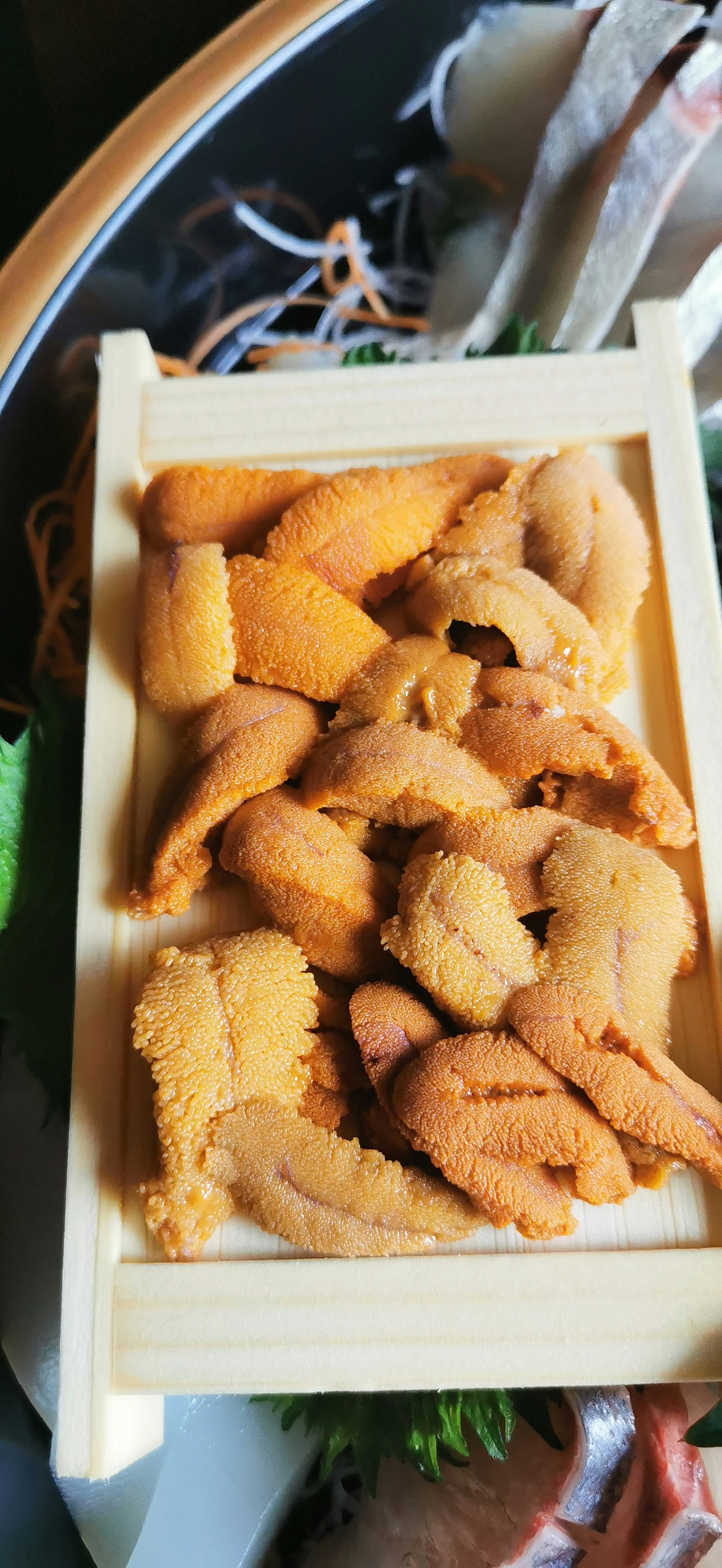 木箱に盛られた焼き菓子のクローズアップ