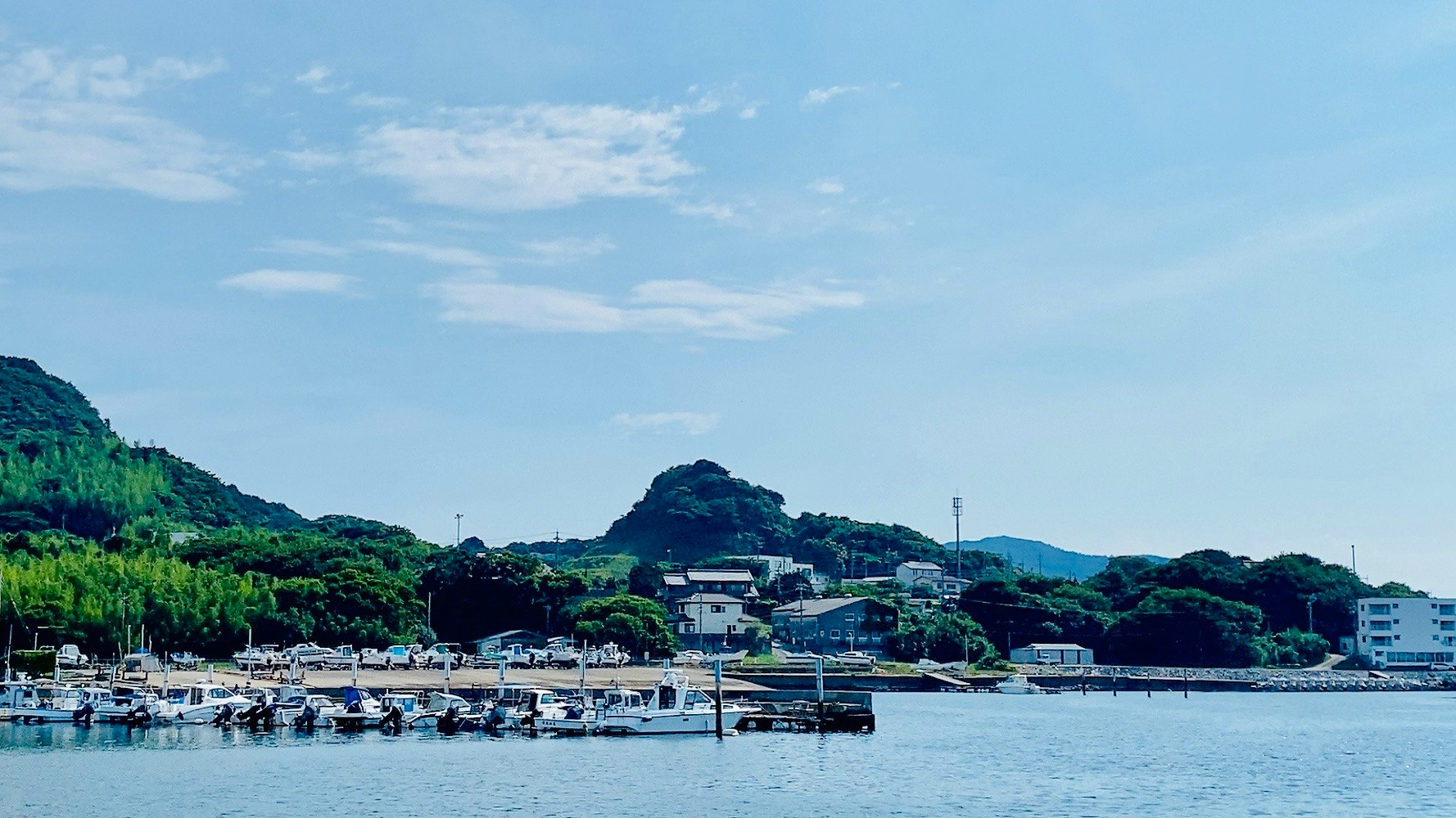 湾に浮かぶ船と青い空の海辺の風景