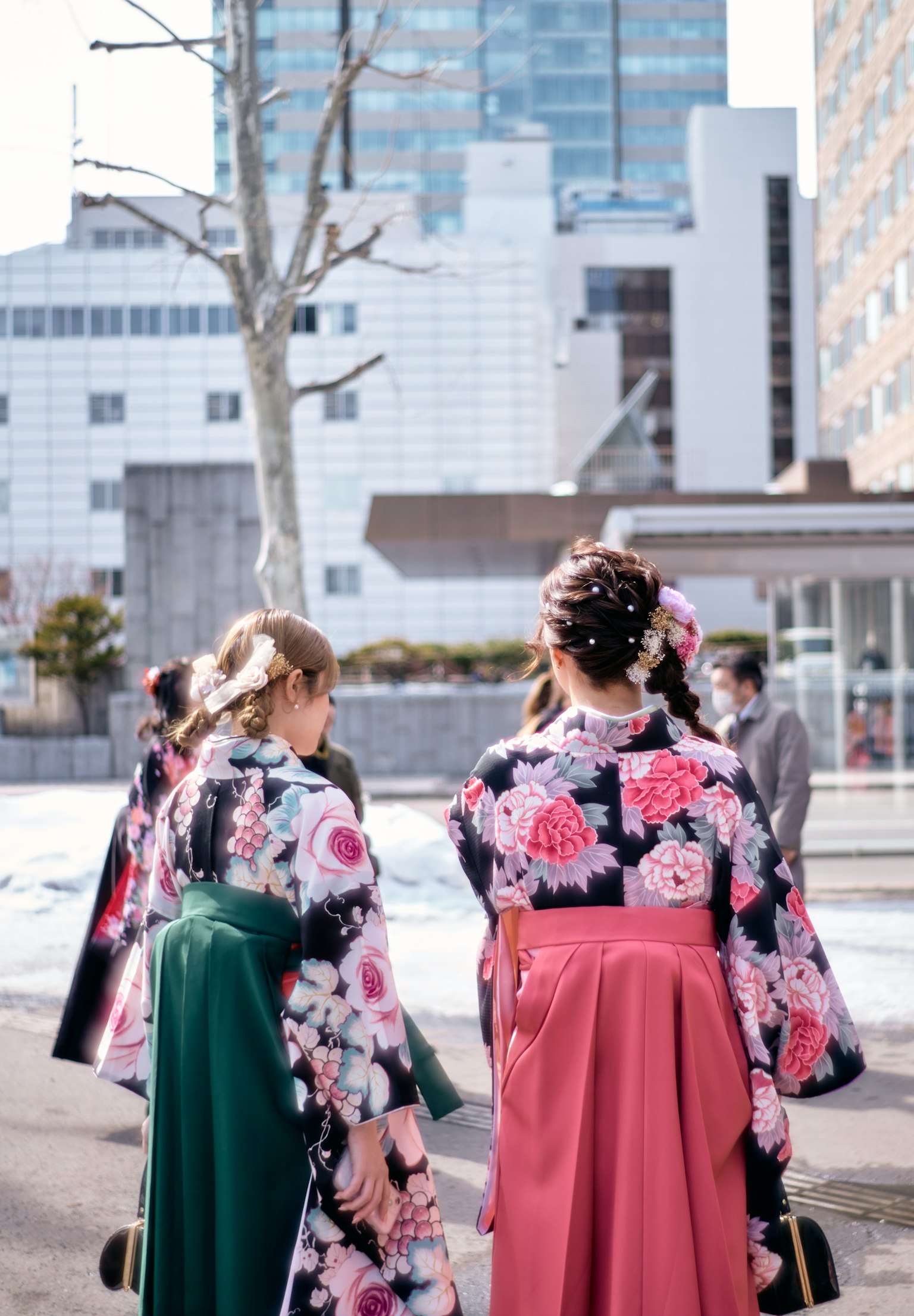 穿着传统和服的女性在城市环境中行走