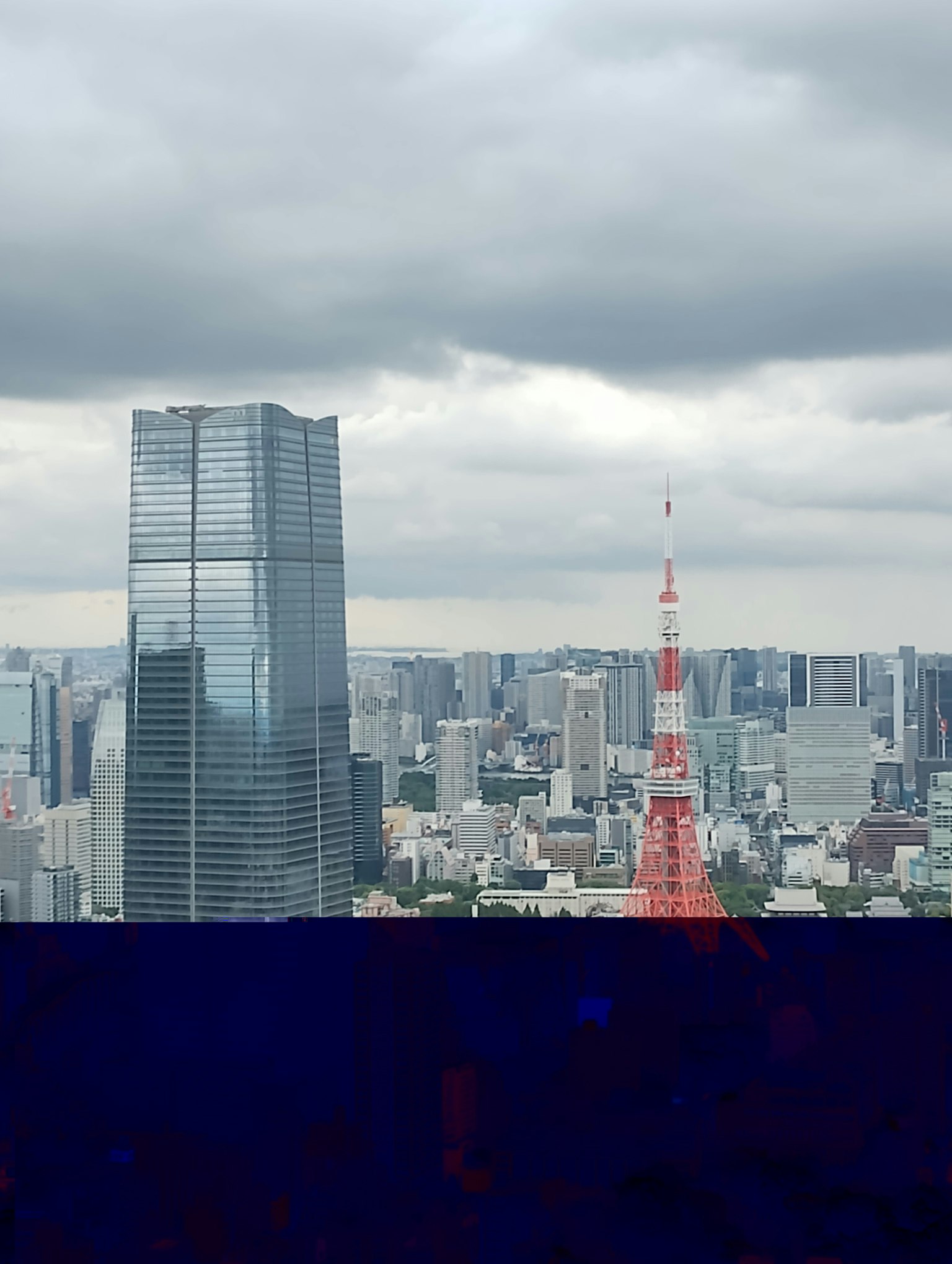 Pemandangan kota Tokyo dengan Menara Tokyo merah dan gedung pencakar langit modern