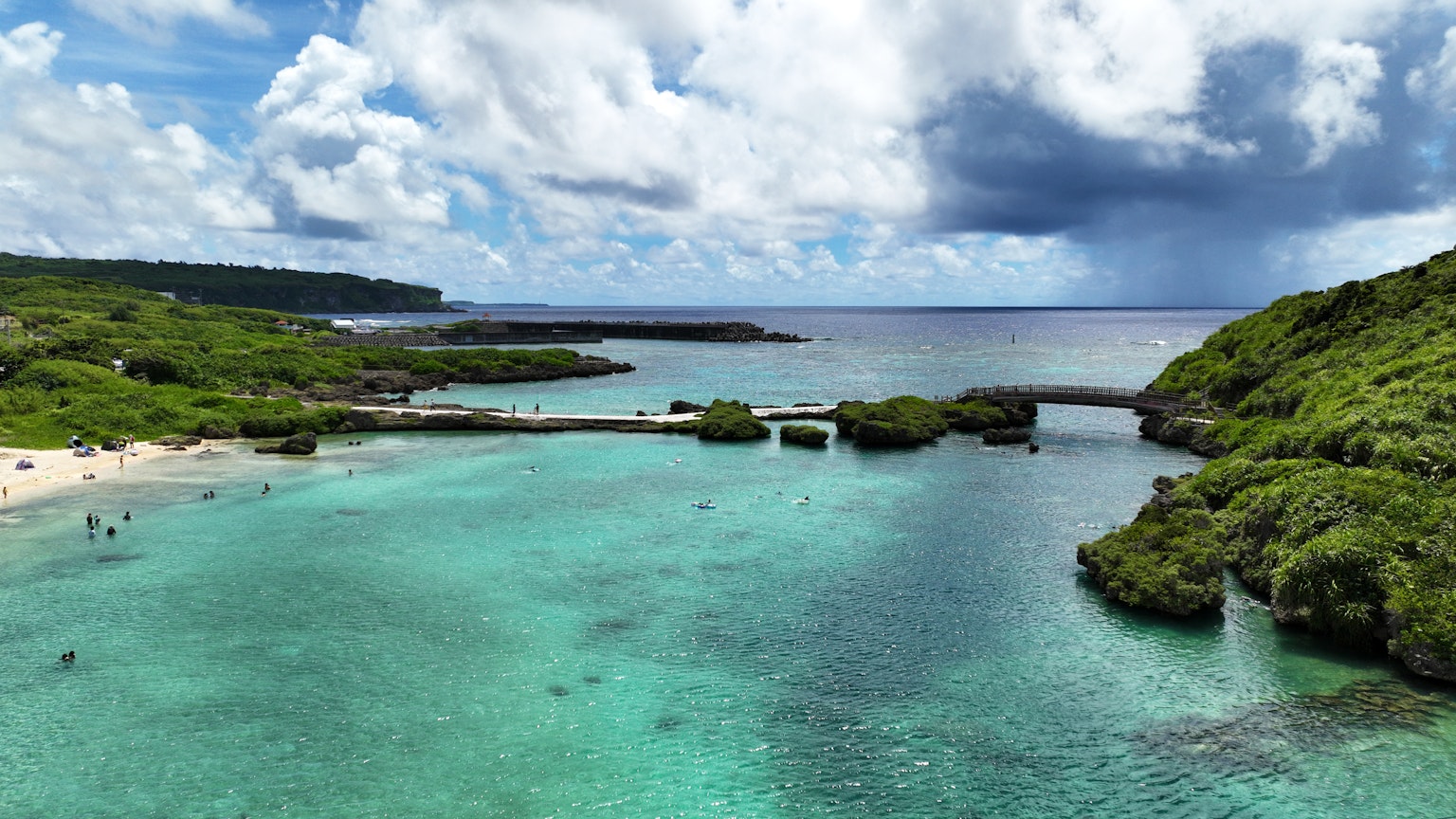 美麗的風景，藍色海洋和綠色島嶼