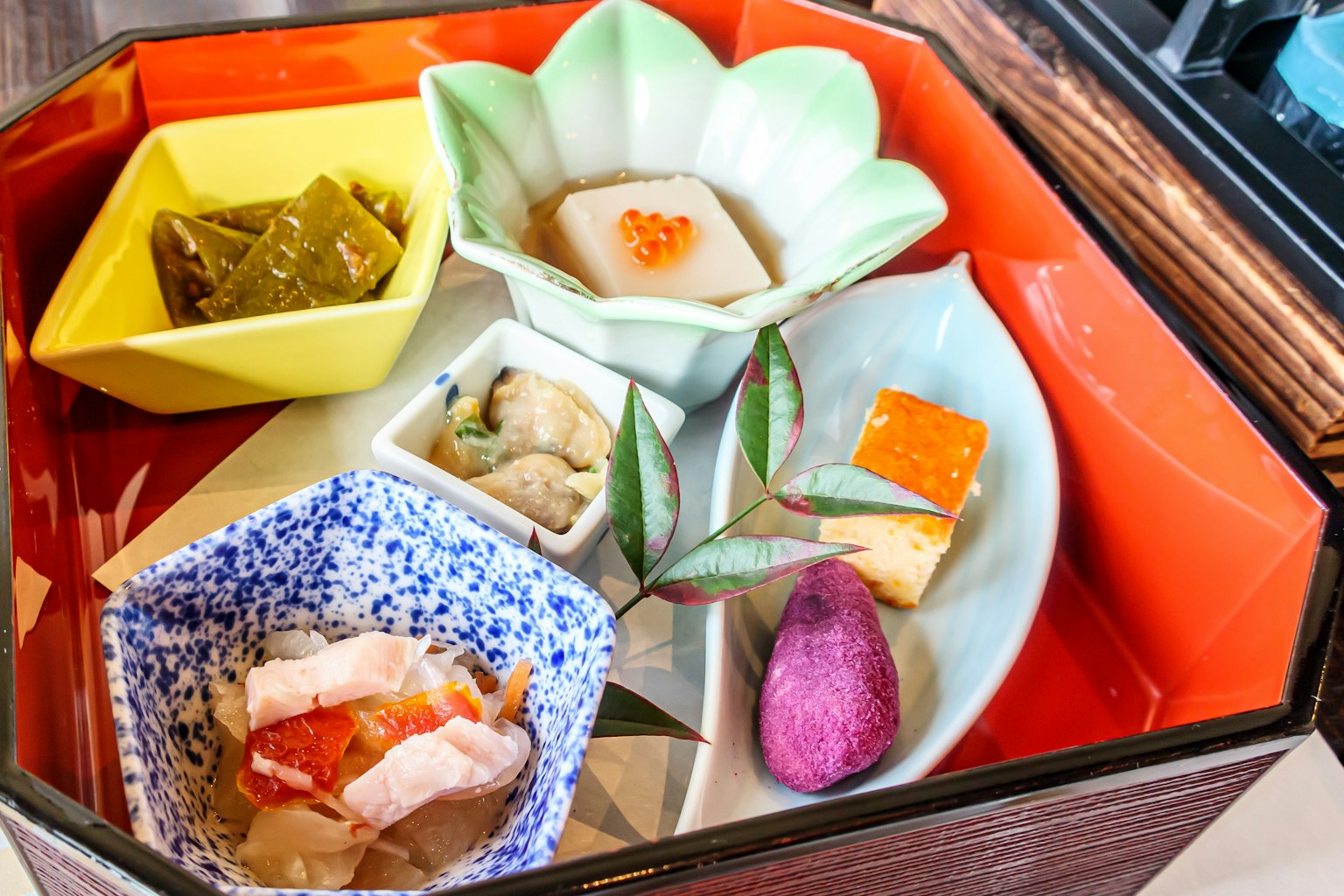 Cuisine japonaise joliment présentée dans une boîte à bento colorée