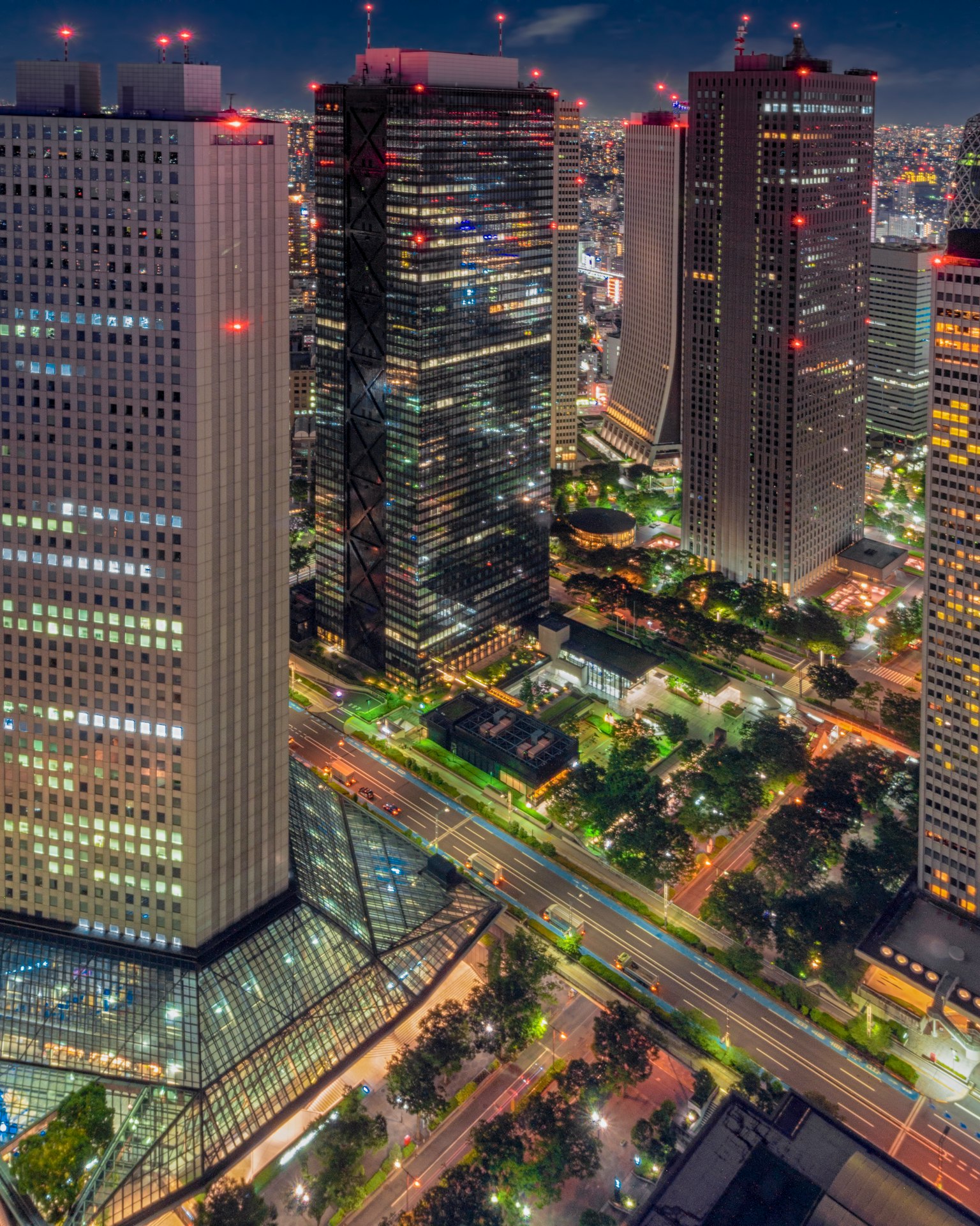 Pemandangan malam Tokyo gedung tinggi diterangi lampu kota yang cerah