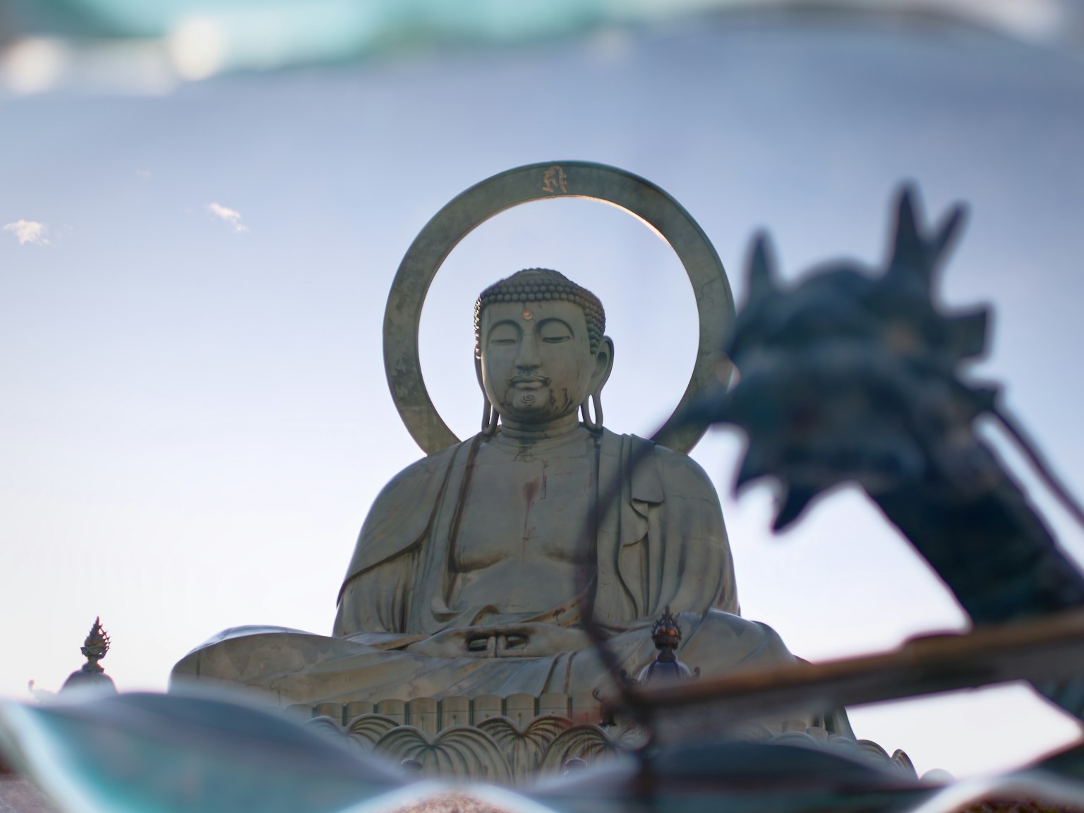 Immagine di una statua di Buddha serena con un alone