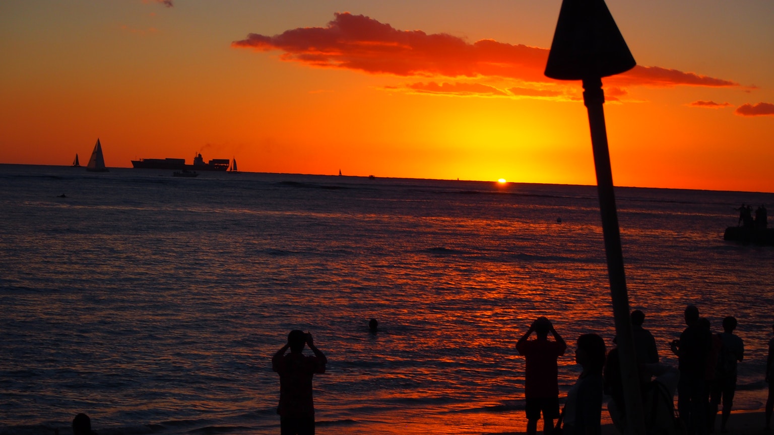 Magnifique coucher de soleil sur l'océan avec des silhouettes de personnes prenant des photos