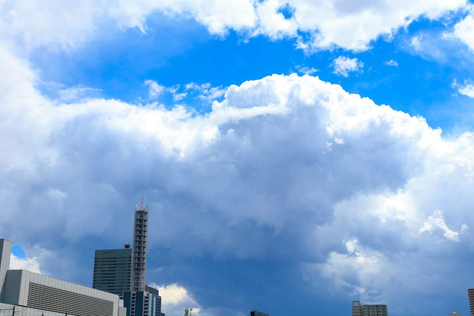 Skyline della città con nuvole drammatiche e cielo blu