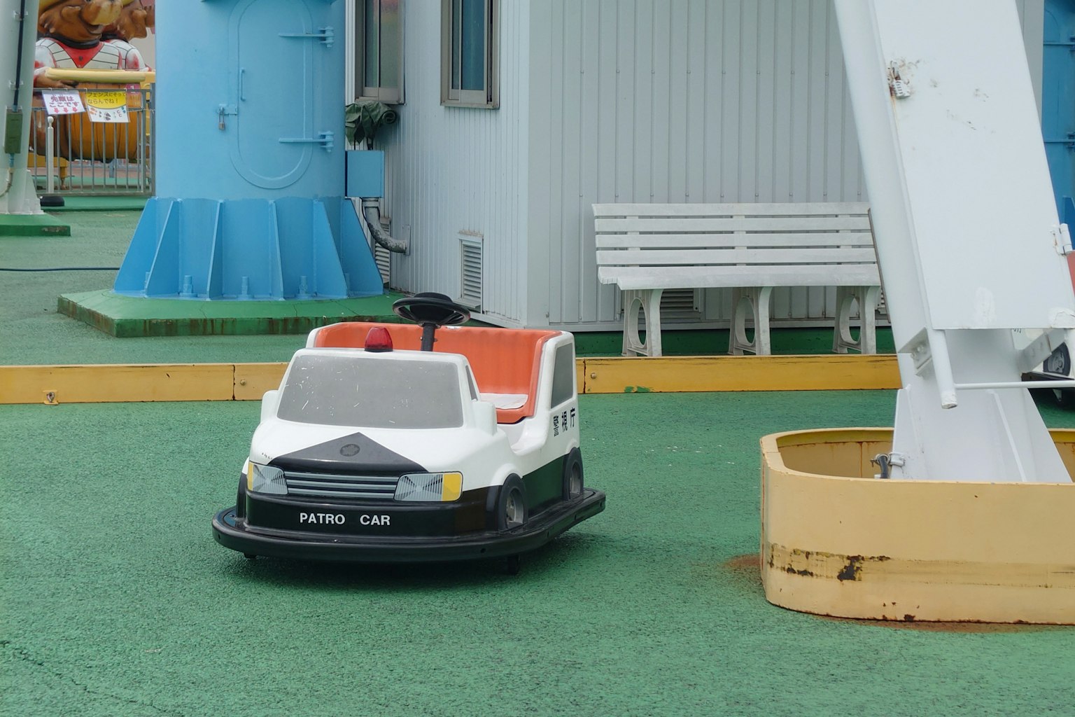 Voiture miniature blanche et noire dans un parc d'attractions