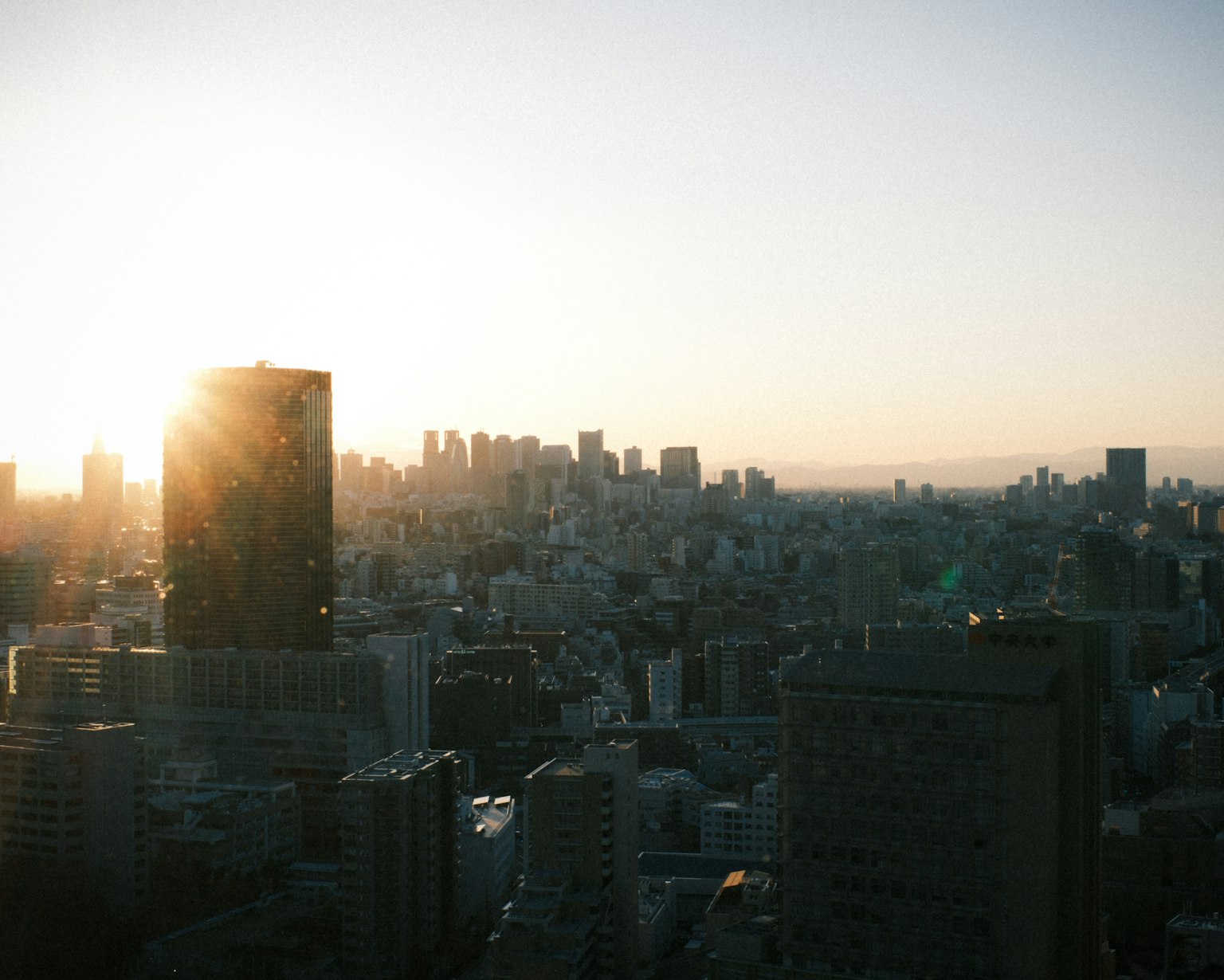 도쿄의 일몰 도시 풍경 고층 빌딩과 황금빛