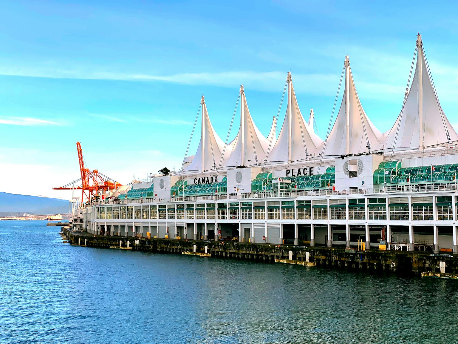 Canada Place ở Vancouver với mái tent trắng đặc trưng và bờ biển xanh