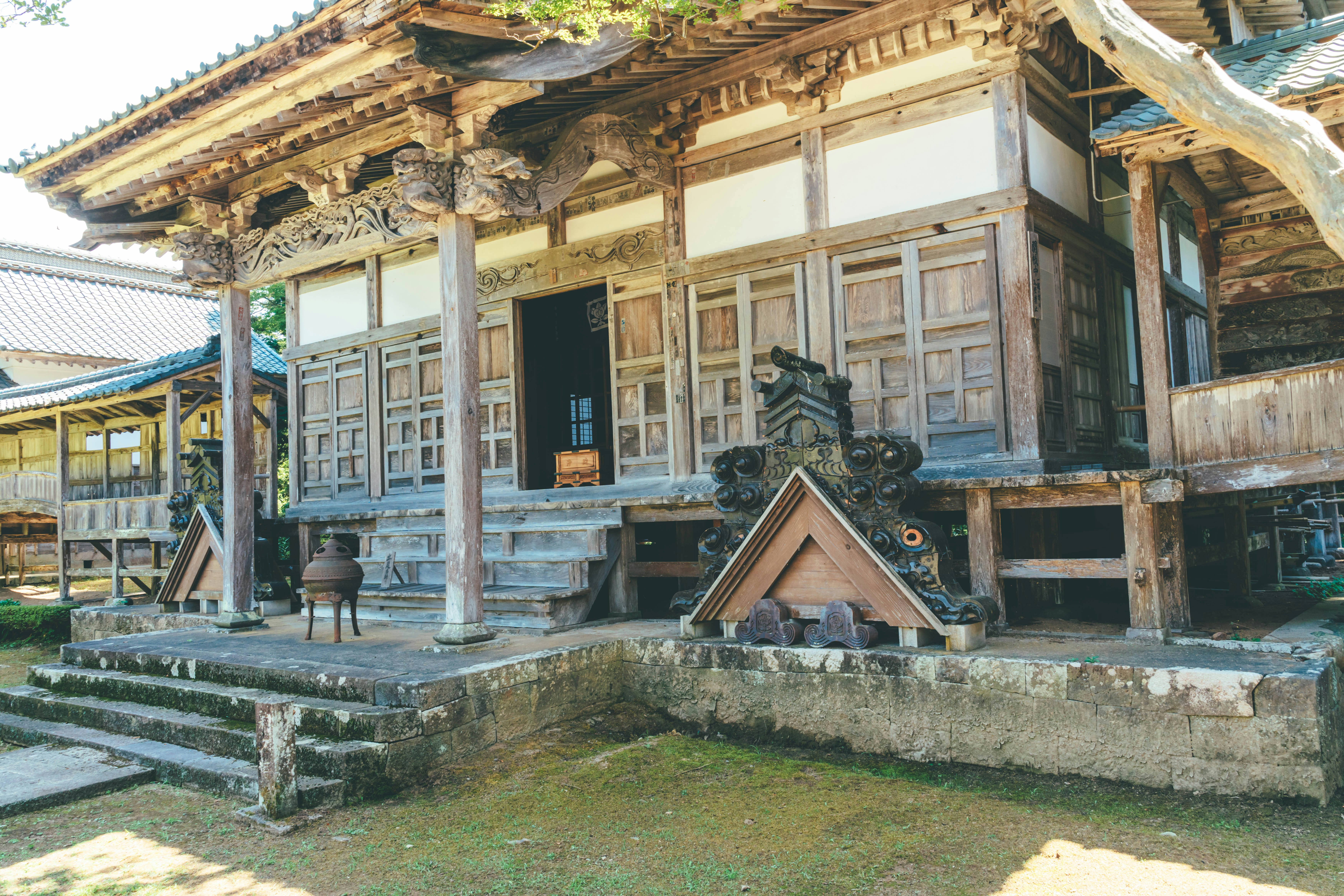 老木屋入口与石阶的庭院