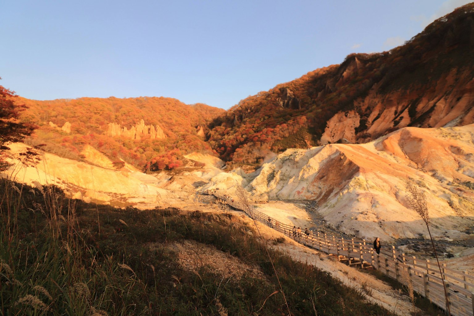 Paesaggio scenico con rocce colorate sotto un bellissimo tramonto