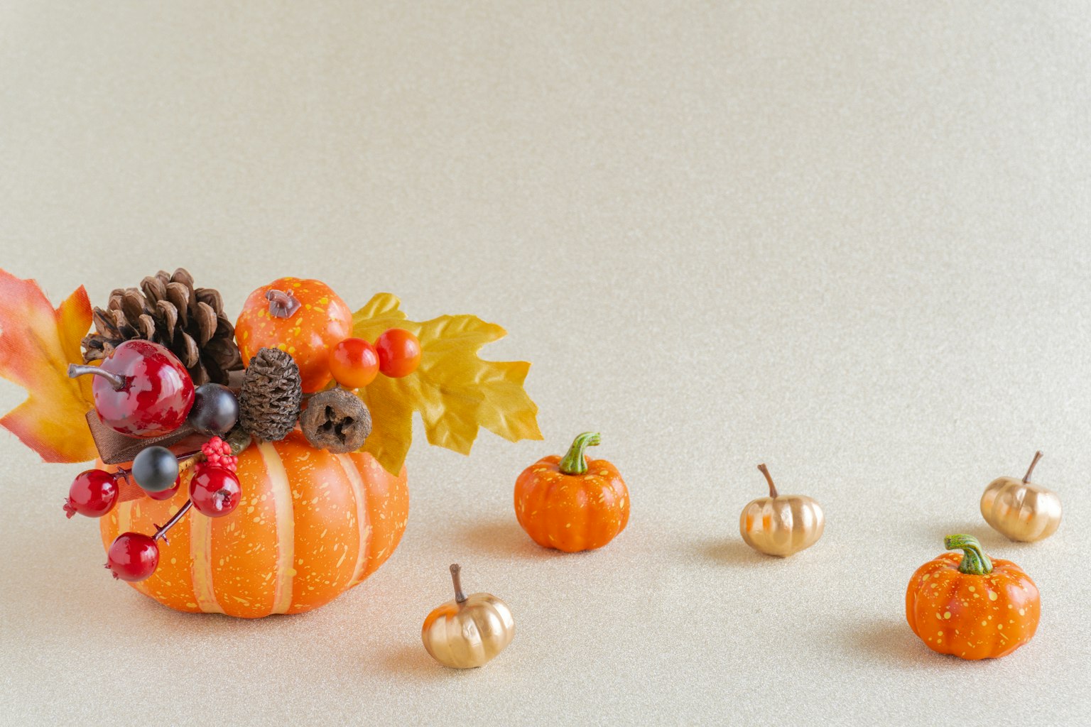 Decorazione autunnale con un arrangiamento di zucche arancioni e piccole zucche