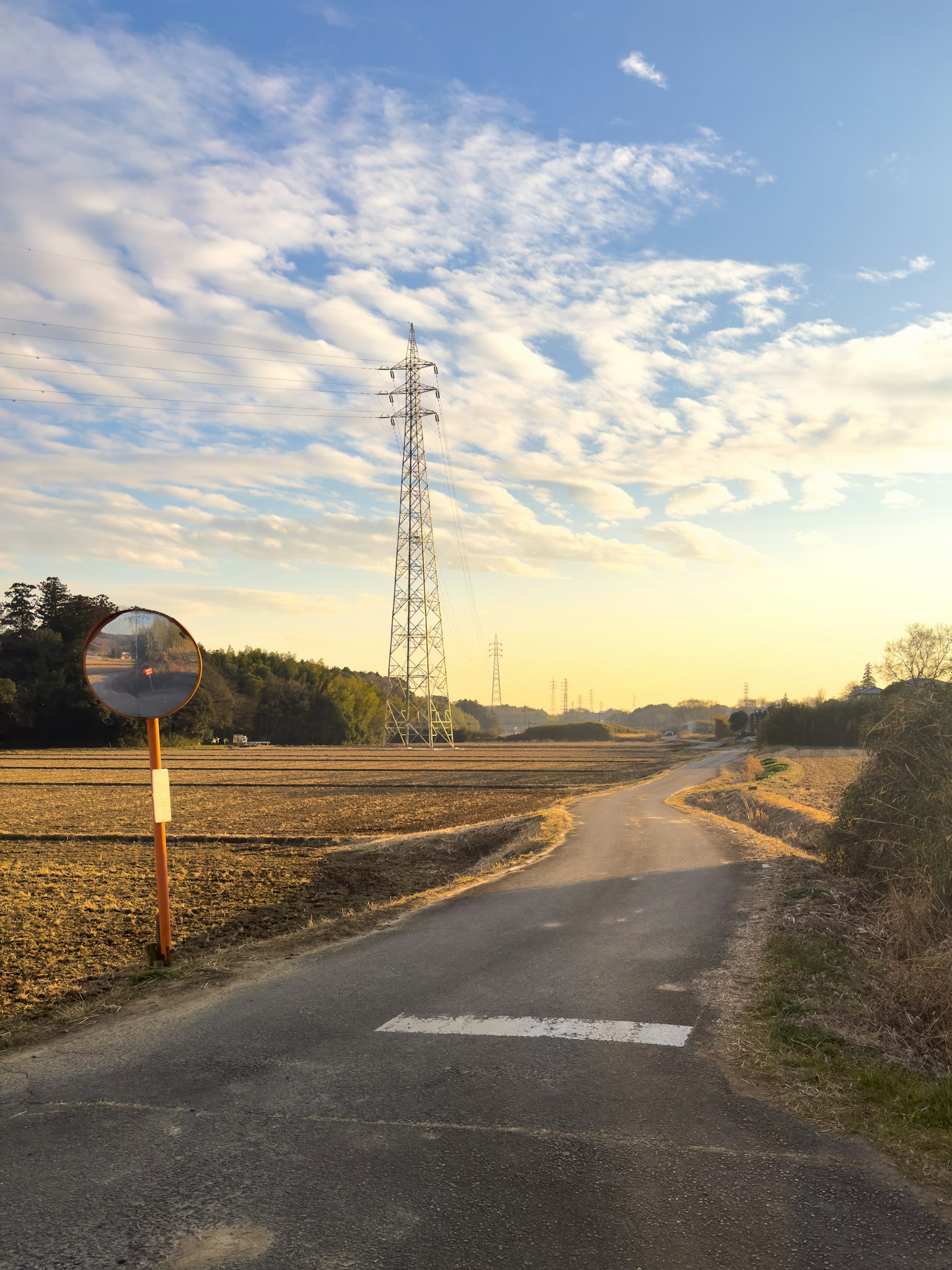 Strada rurale con vista panoramica e colori del cielo