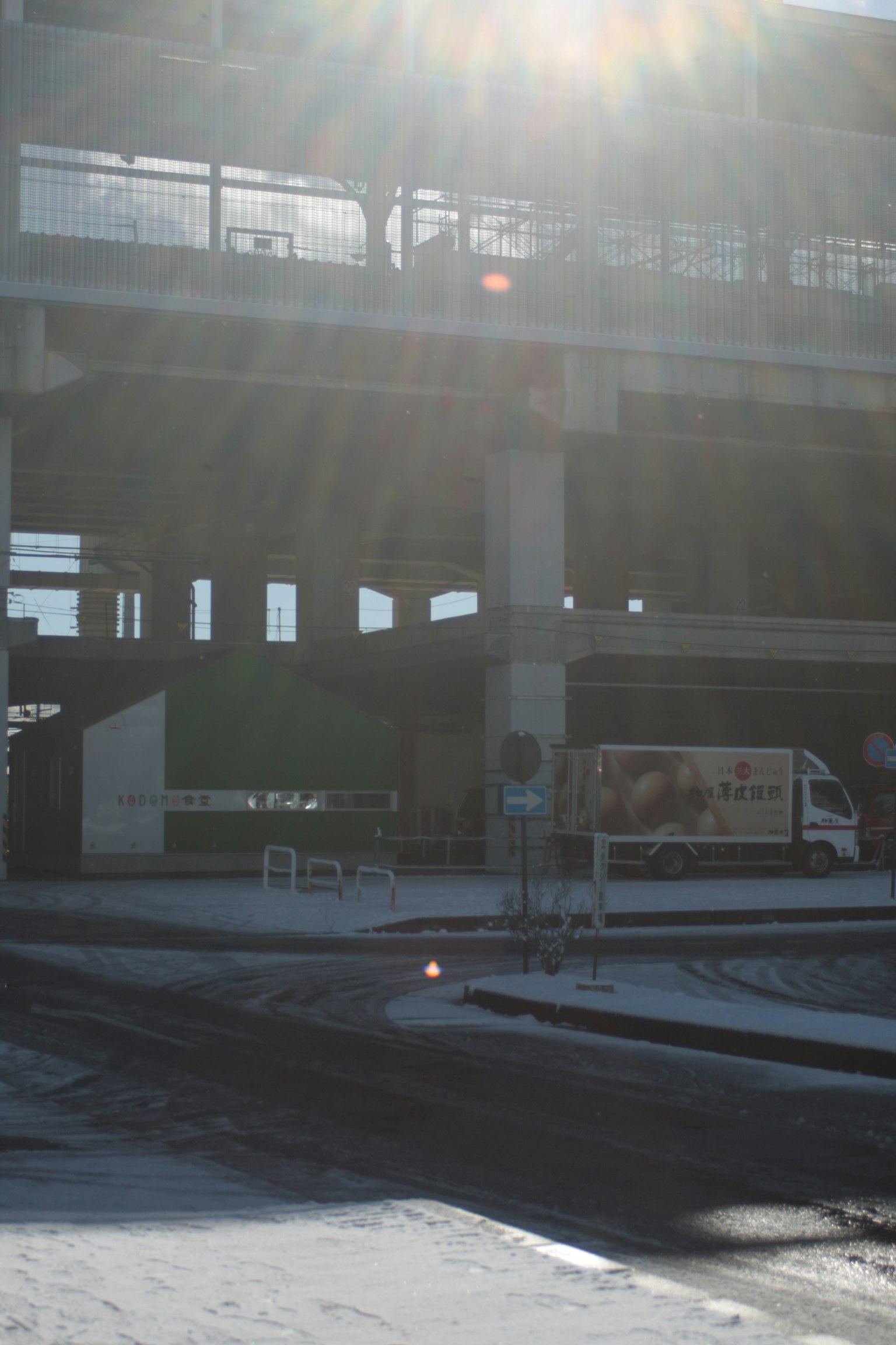 Paysage urbain sous un soleil éclatant avec une route et un camion