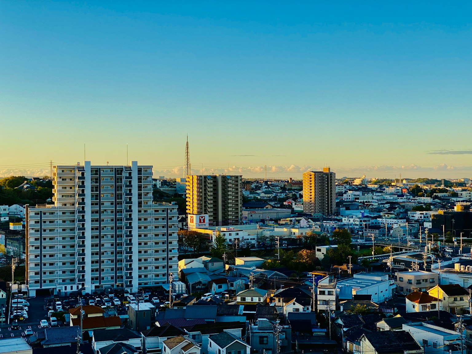 고층 건물과 맑은 하늘이 보이는 도시 풍경