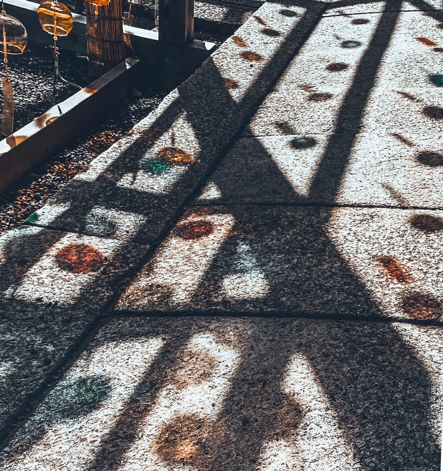 Ombre colorate proiettate su un sentiero pavimentato