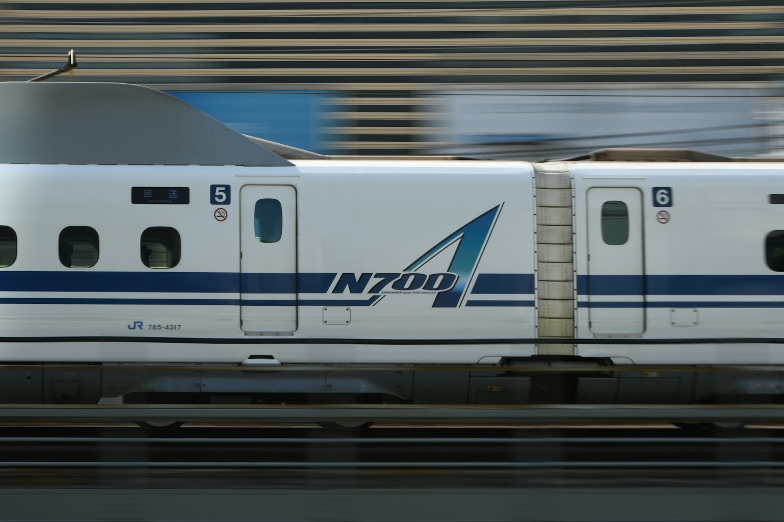 Image du côté d'un train Shinkansen N700