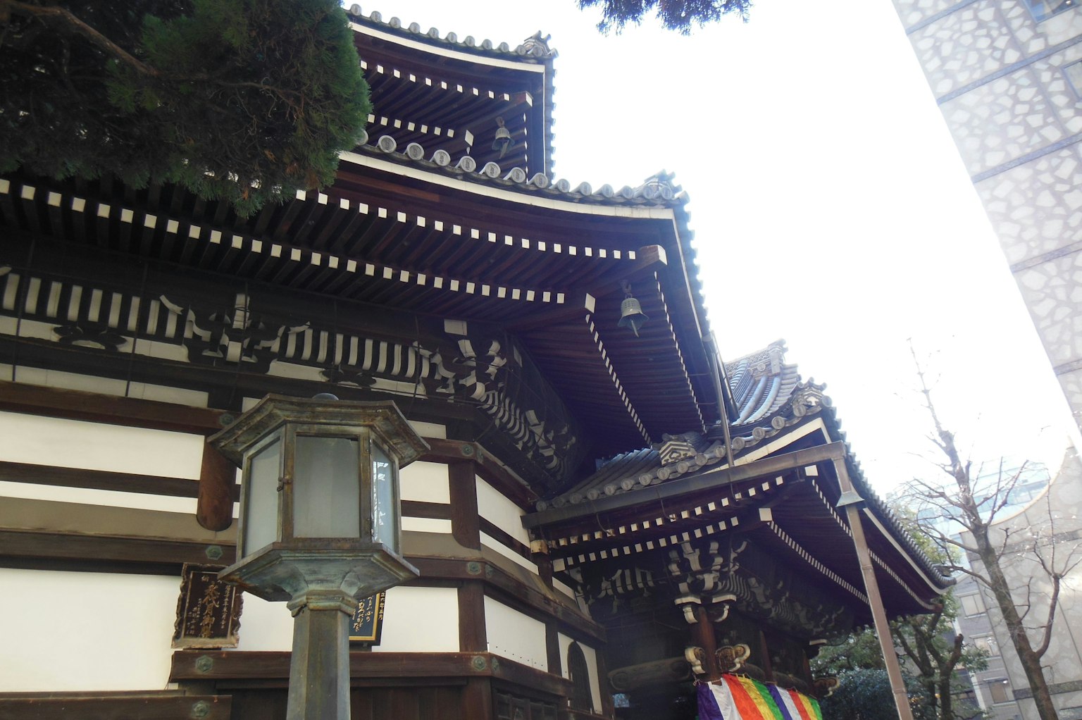 美麗的傳統日本建築外觀，精緻的木雕和可見的彩色旗幟