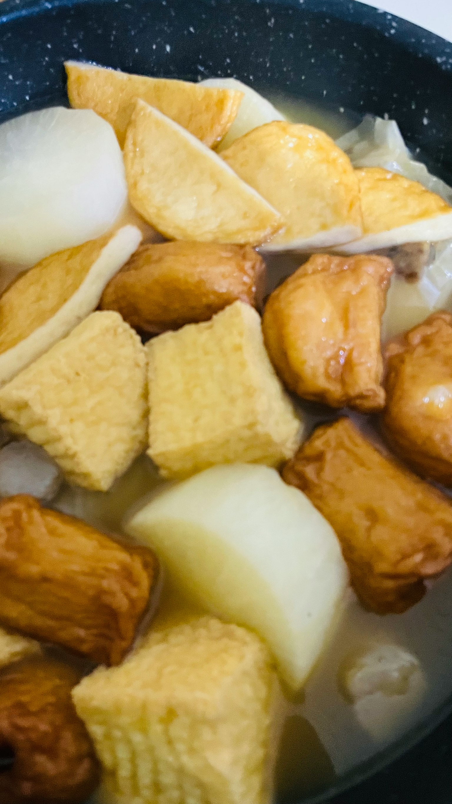 鍋中放著的關東煮食材和高湯