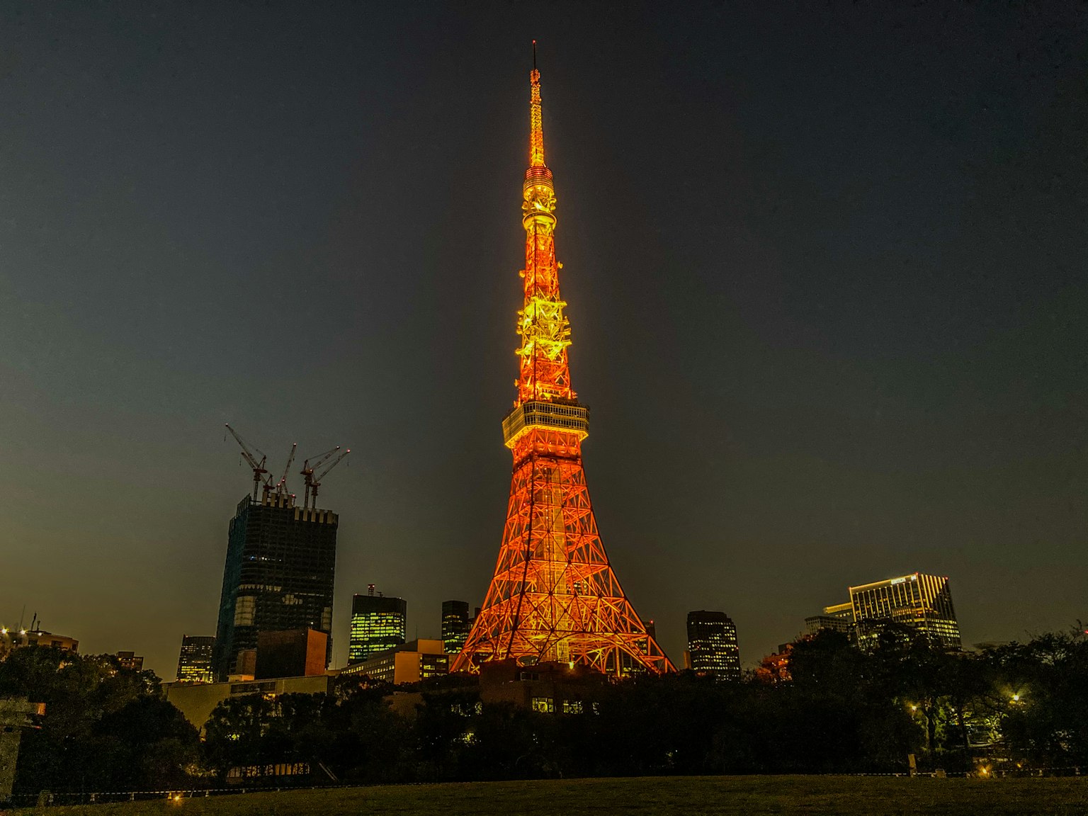 Torre di Tokyo illuminata di notte con luci arancioni vivaci