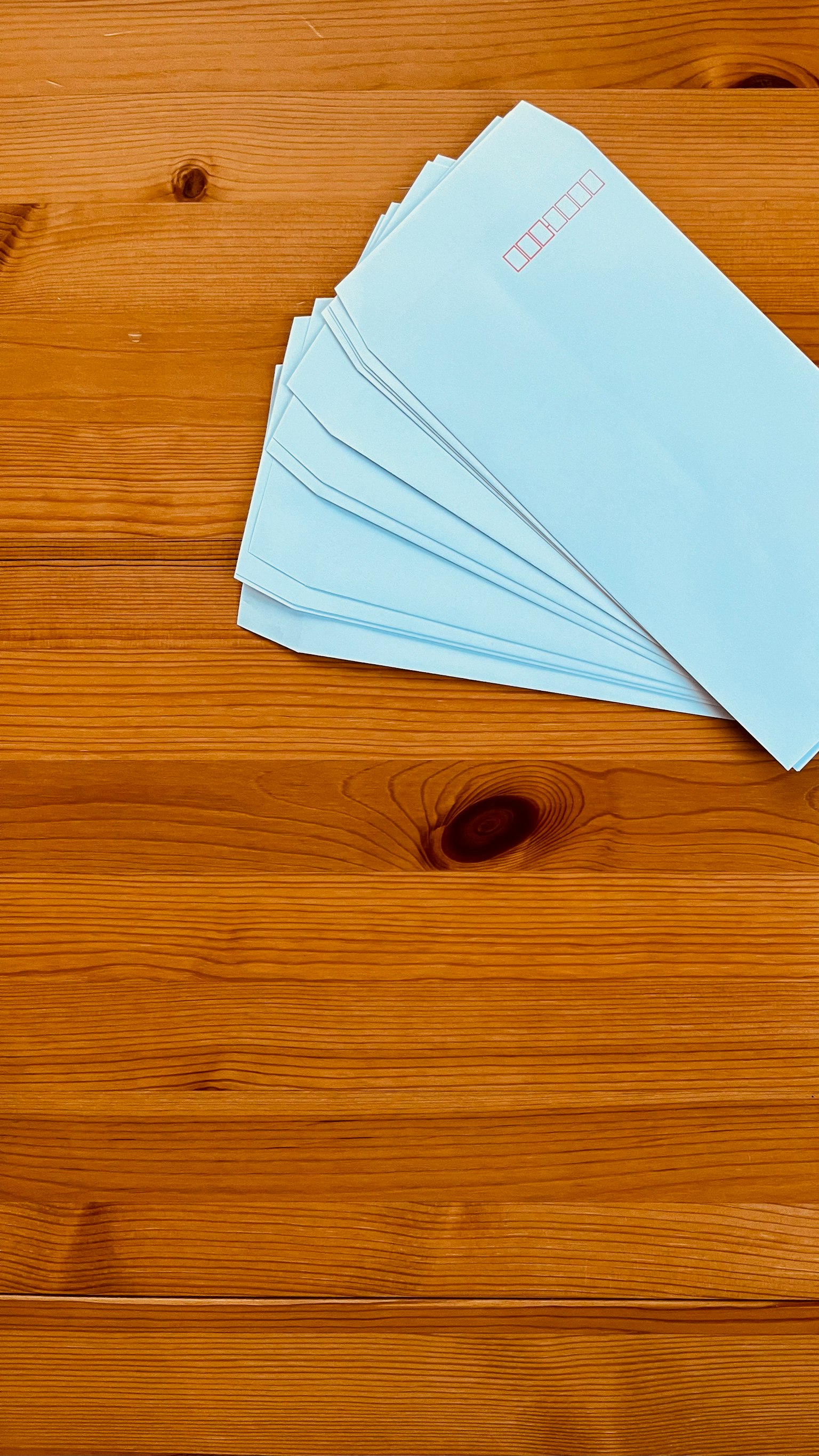 Una pila di carta blu su un tavolo di legno