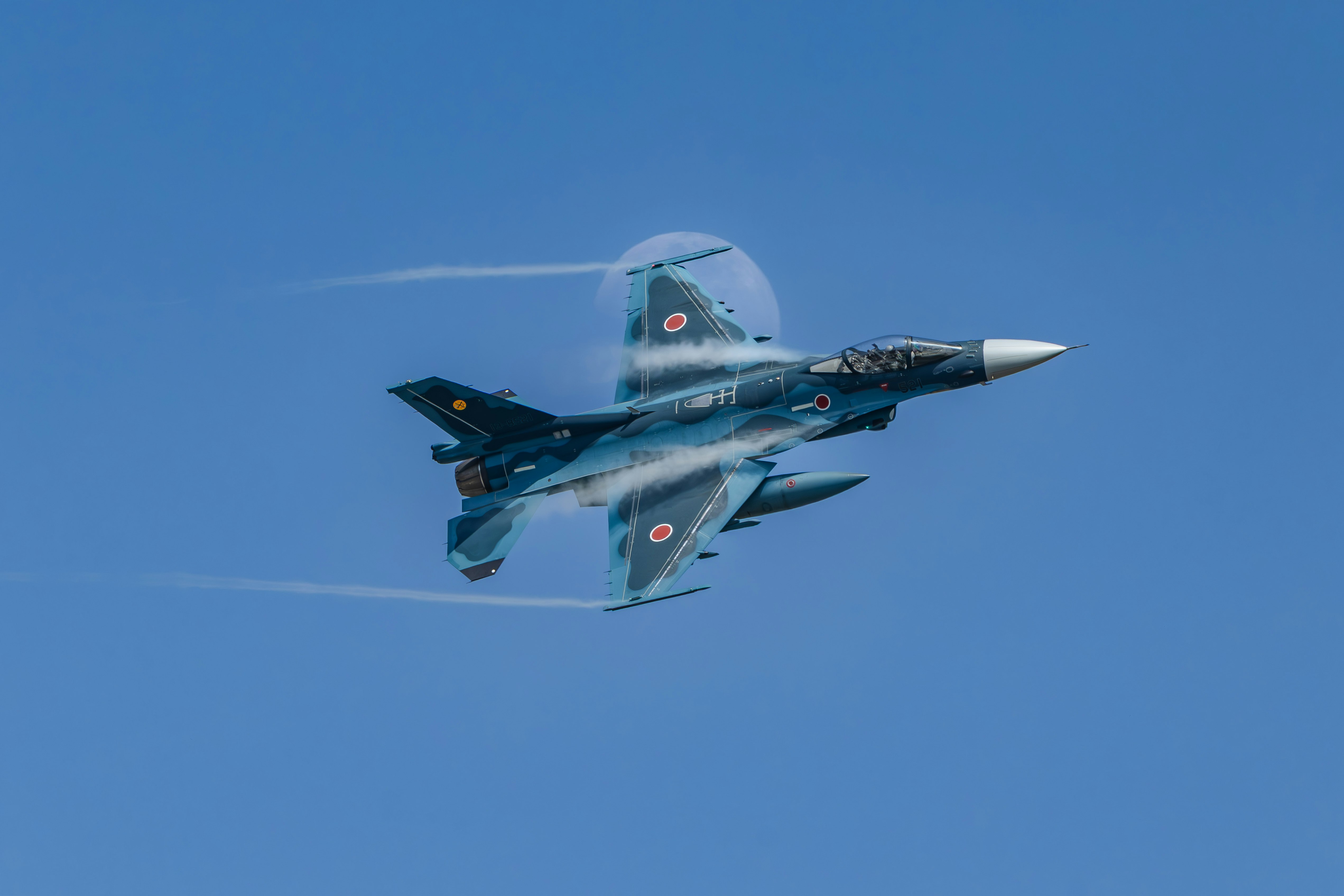青空を飛ぶ戦闘機の編隊画像