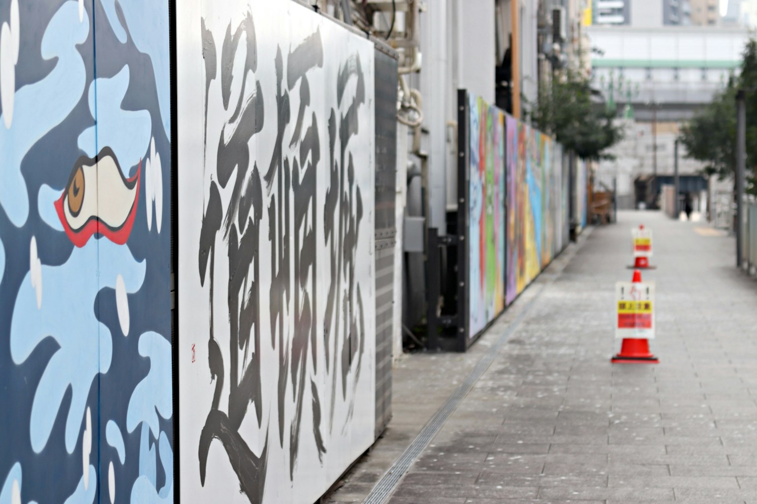 Schmale Gasse mit bunten Wandmalereien von Street Art an den Wänden