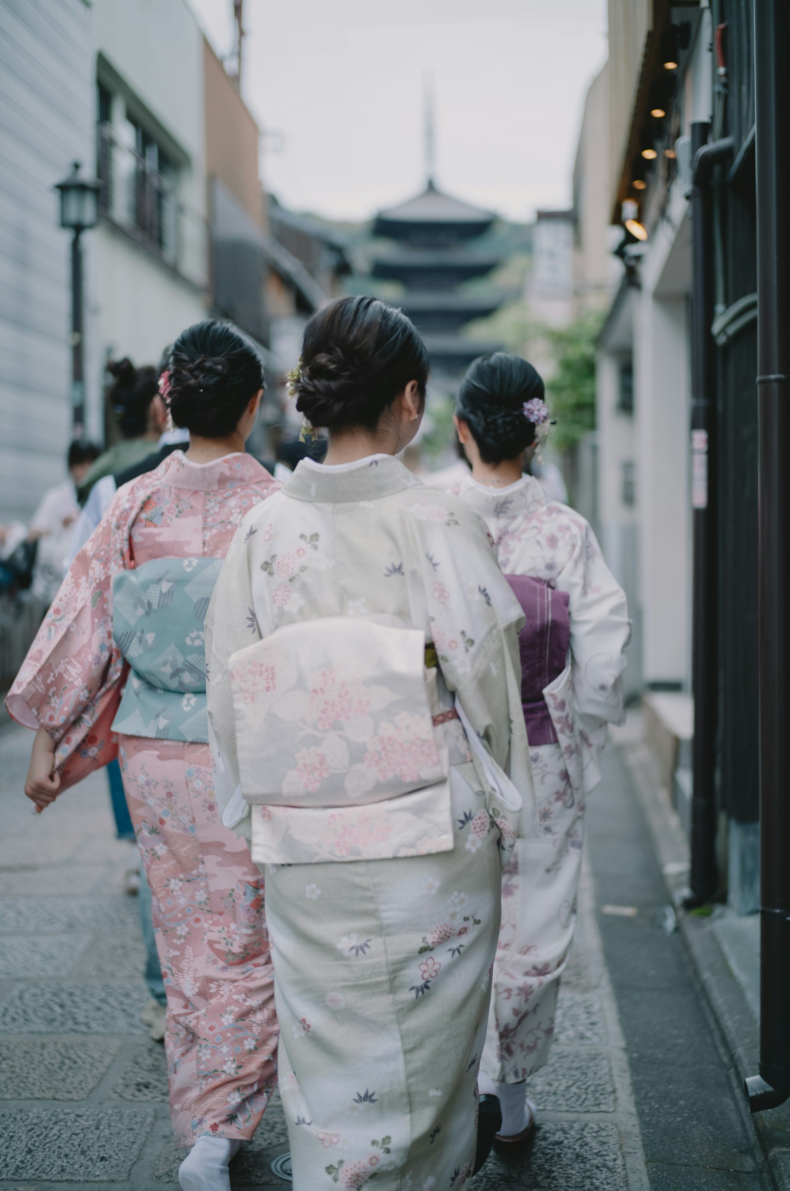 Frauen im Kimono gehen durch eine Straße