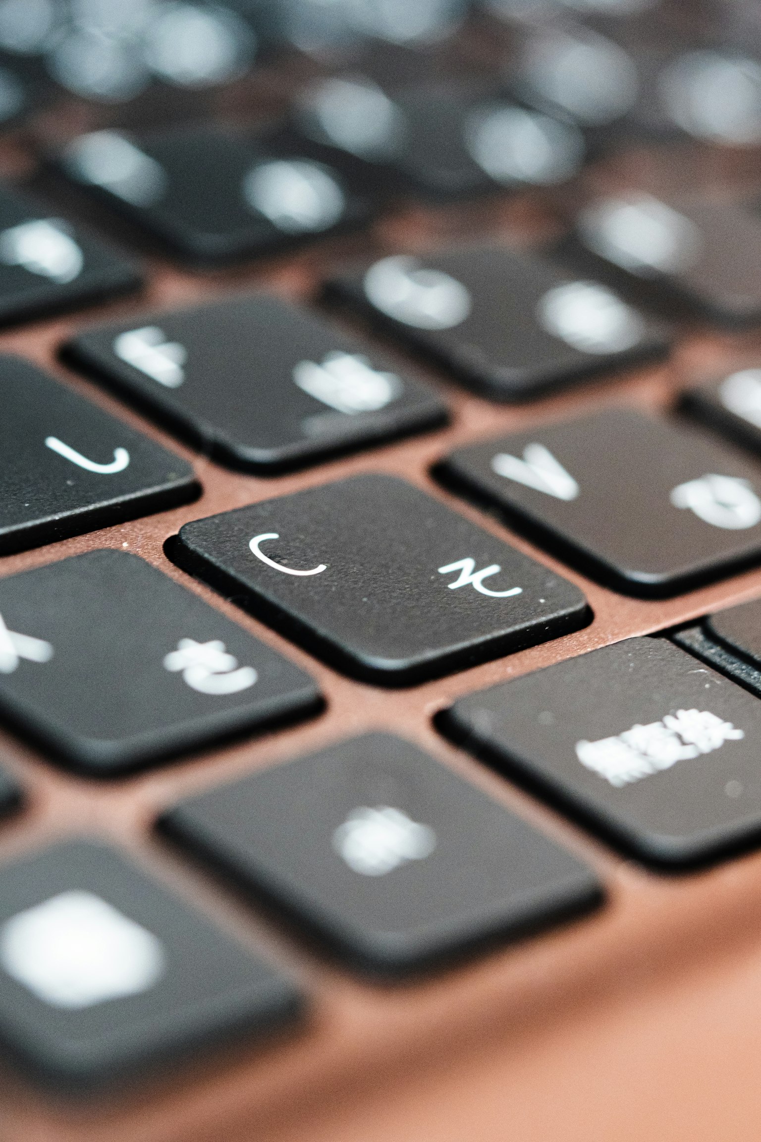Primer plano de un teclado negro que muestra caracteres hiragana japoneses