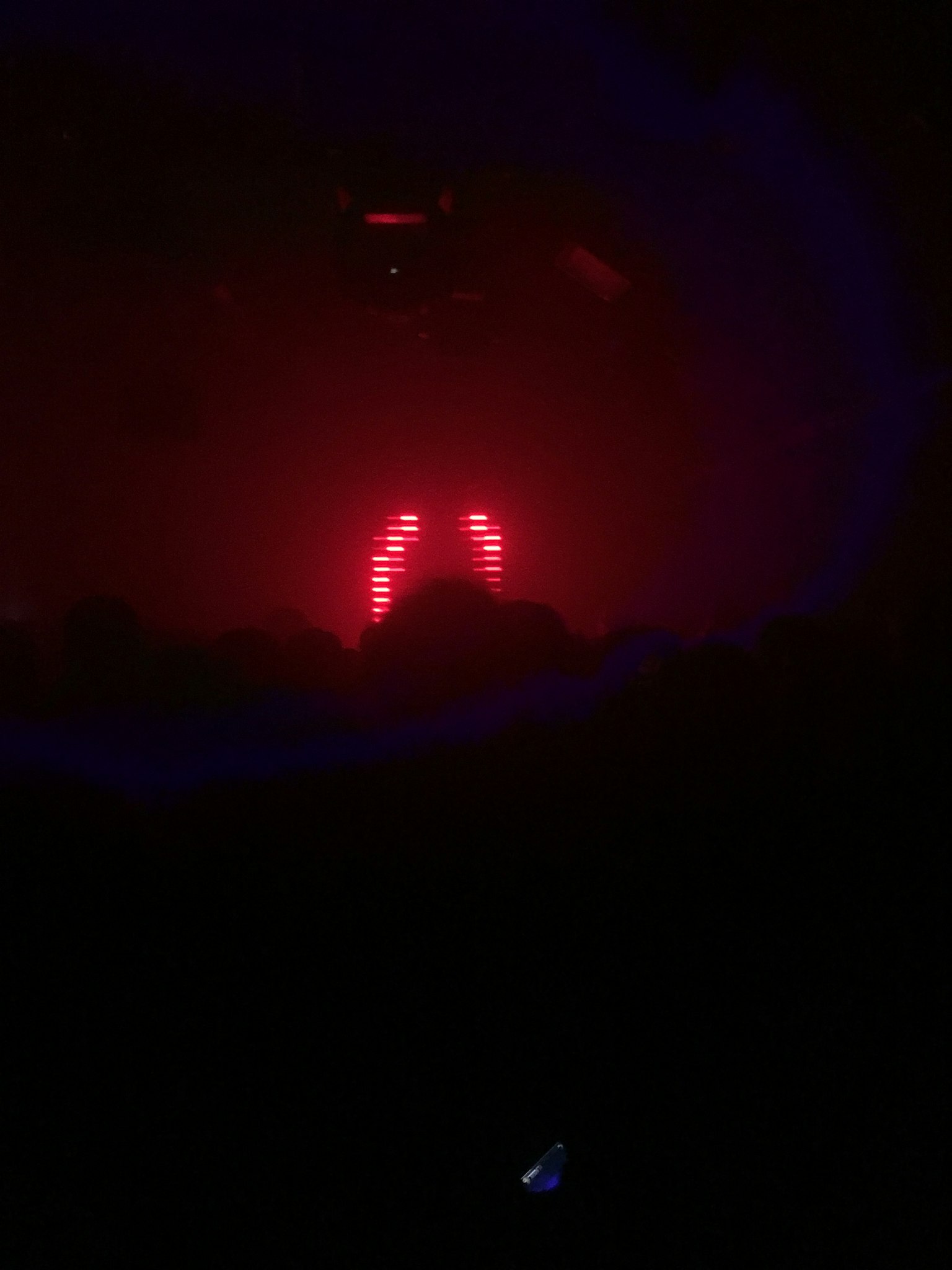 Une scène de club avec des lumières LED rouges clignotantes