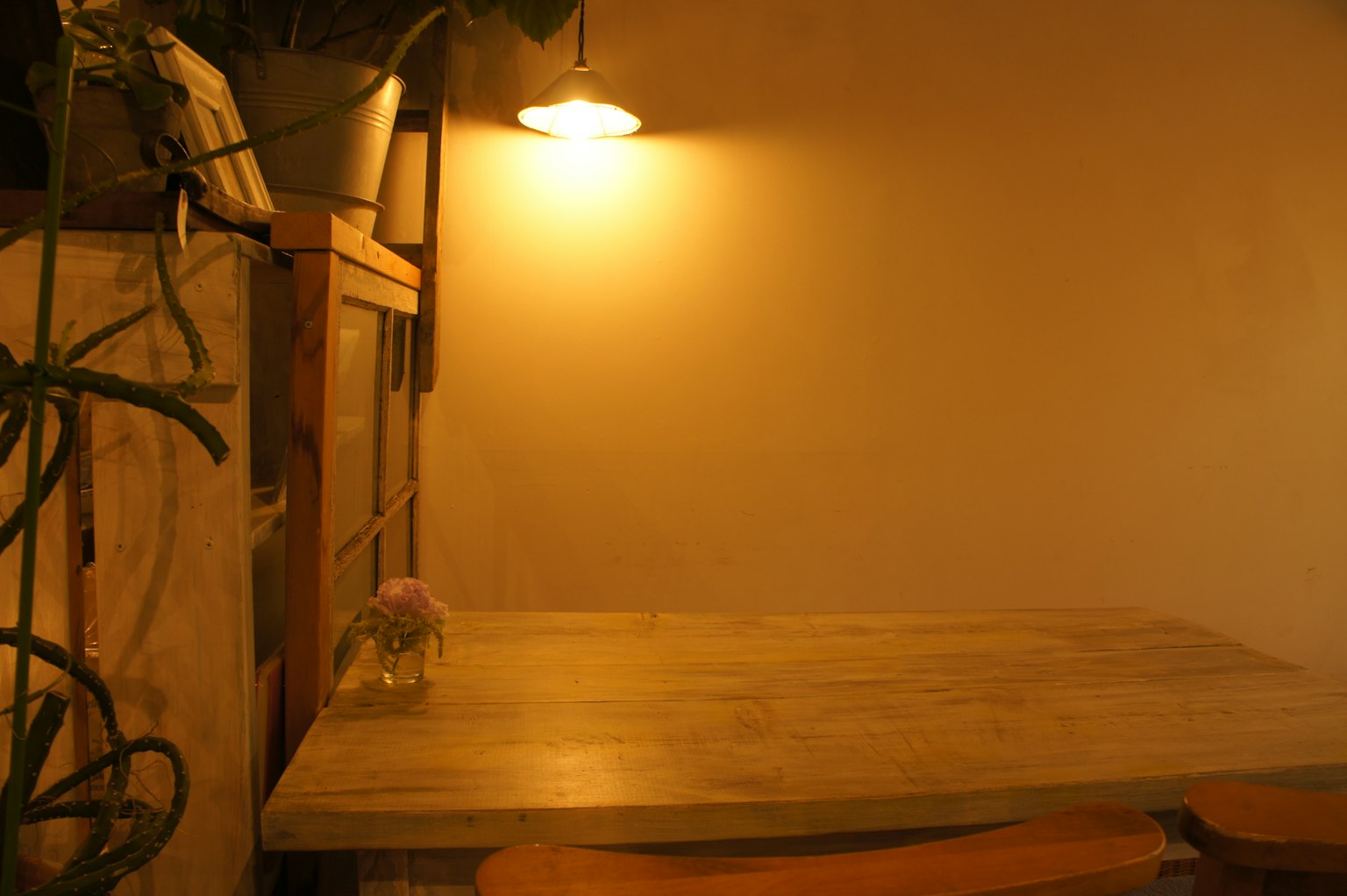 Coin de café confortable avec une table en bois et un éclairage chaleureux