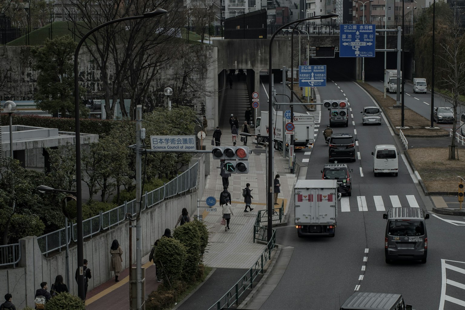 東京の道路と人々が行き交う風景 歩道と車道が交差する場所