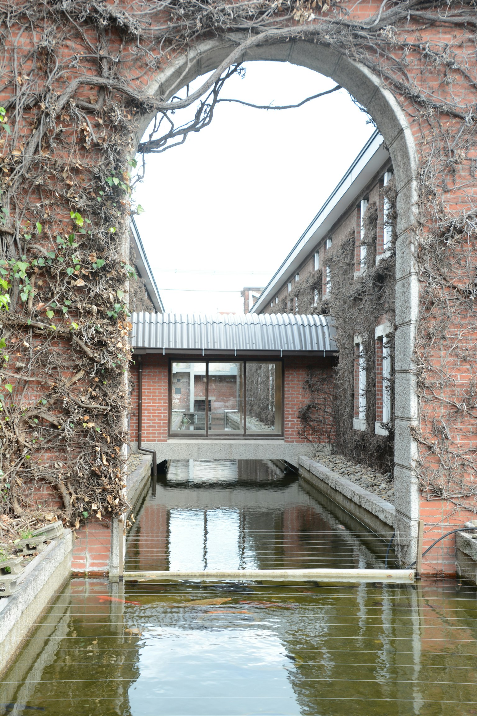 透過磚拱門的景觀，展示了運河和建築