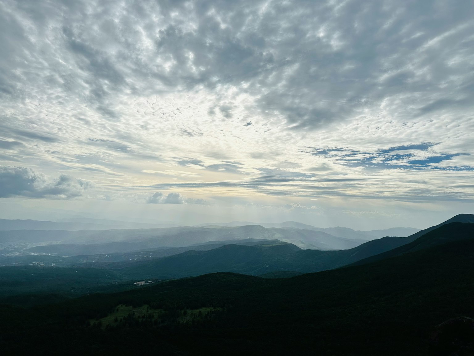 山脉在多云的天空下的风景
