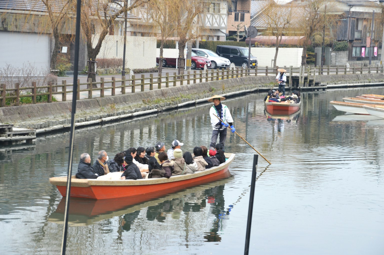 Barca turistica con passeggeri che navigano su un fiume