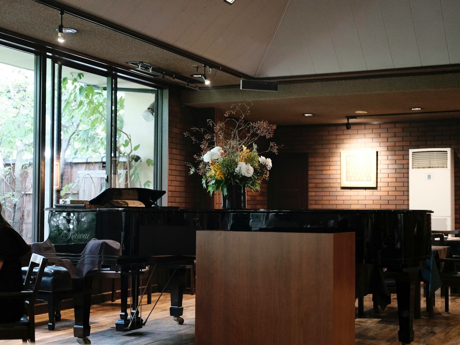 Cảnh nội thất yên tĩnh với đàn piano và bình hoa