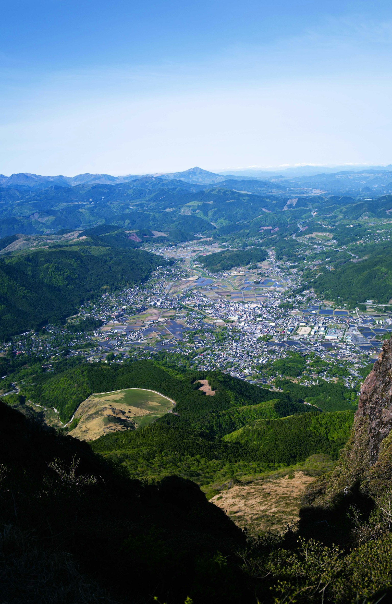 從山頂俯瞰的風景 綠意盎然的山丘和小鎮