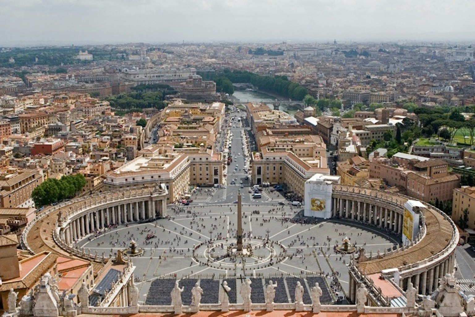 Vista aérea de la Plaza de San Pedro en la Ciudad del Vaticano mostrando la plaza y la arquitectura circundante