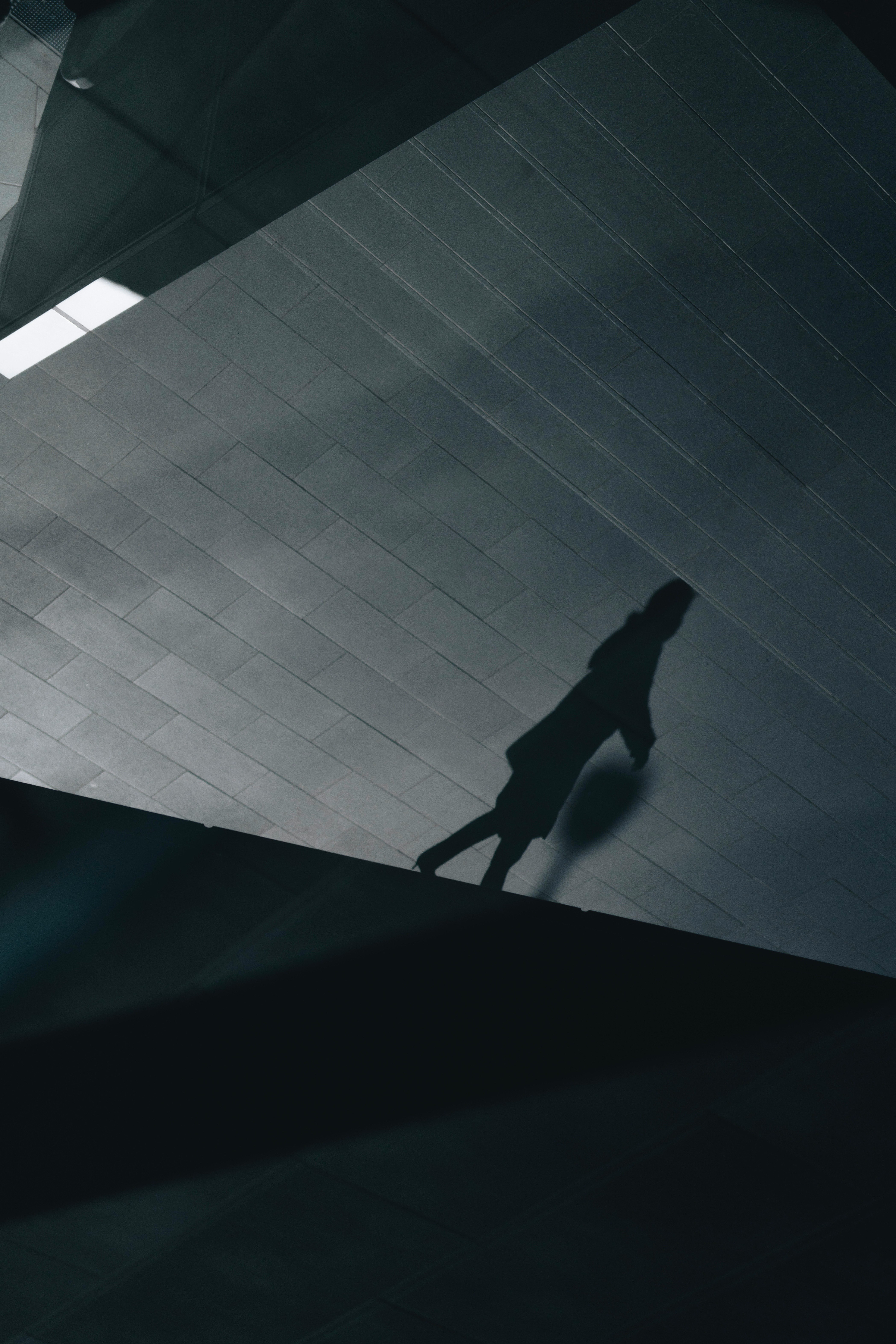 Silhouette d’une personne dans un atrium intérieur