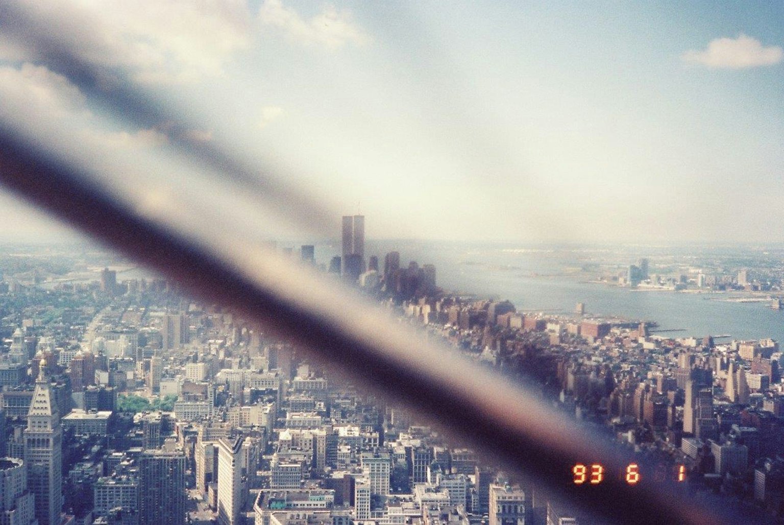 Photographie floue de la skyline de New York avec une barre métallique au premier plan