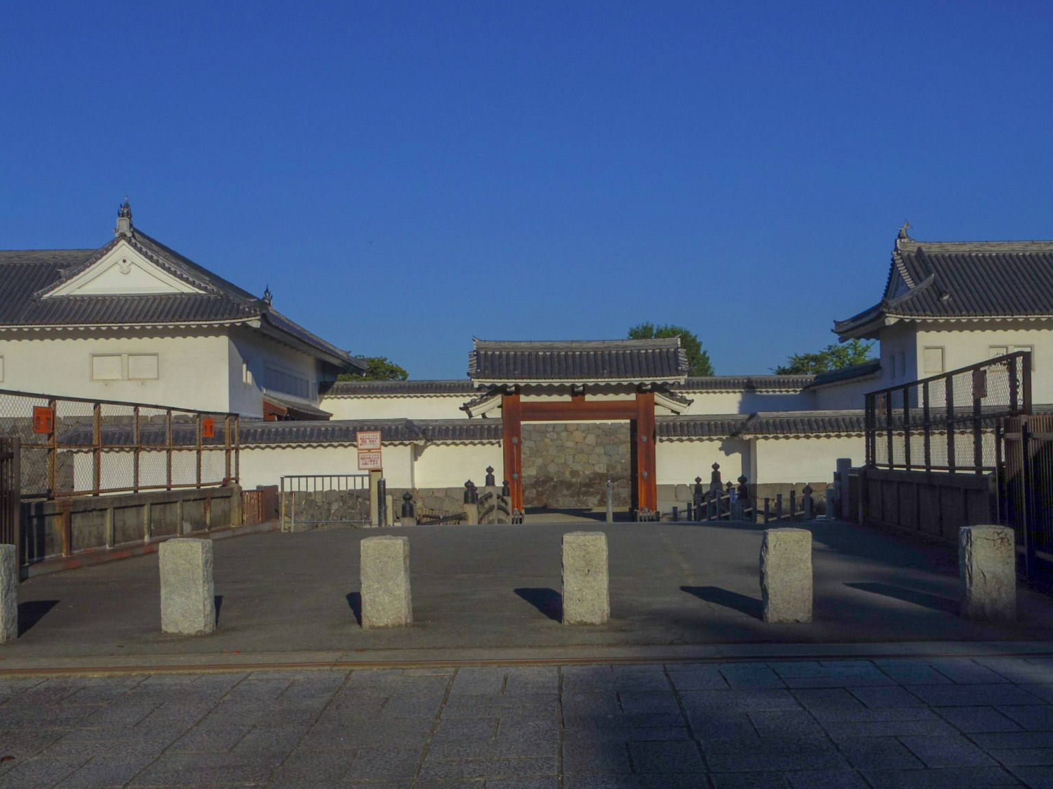 Edificios japoneses tradicionales con paredes blancas bajo un cielo azul claro