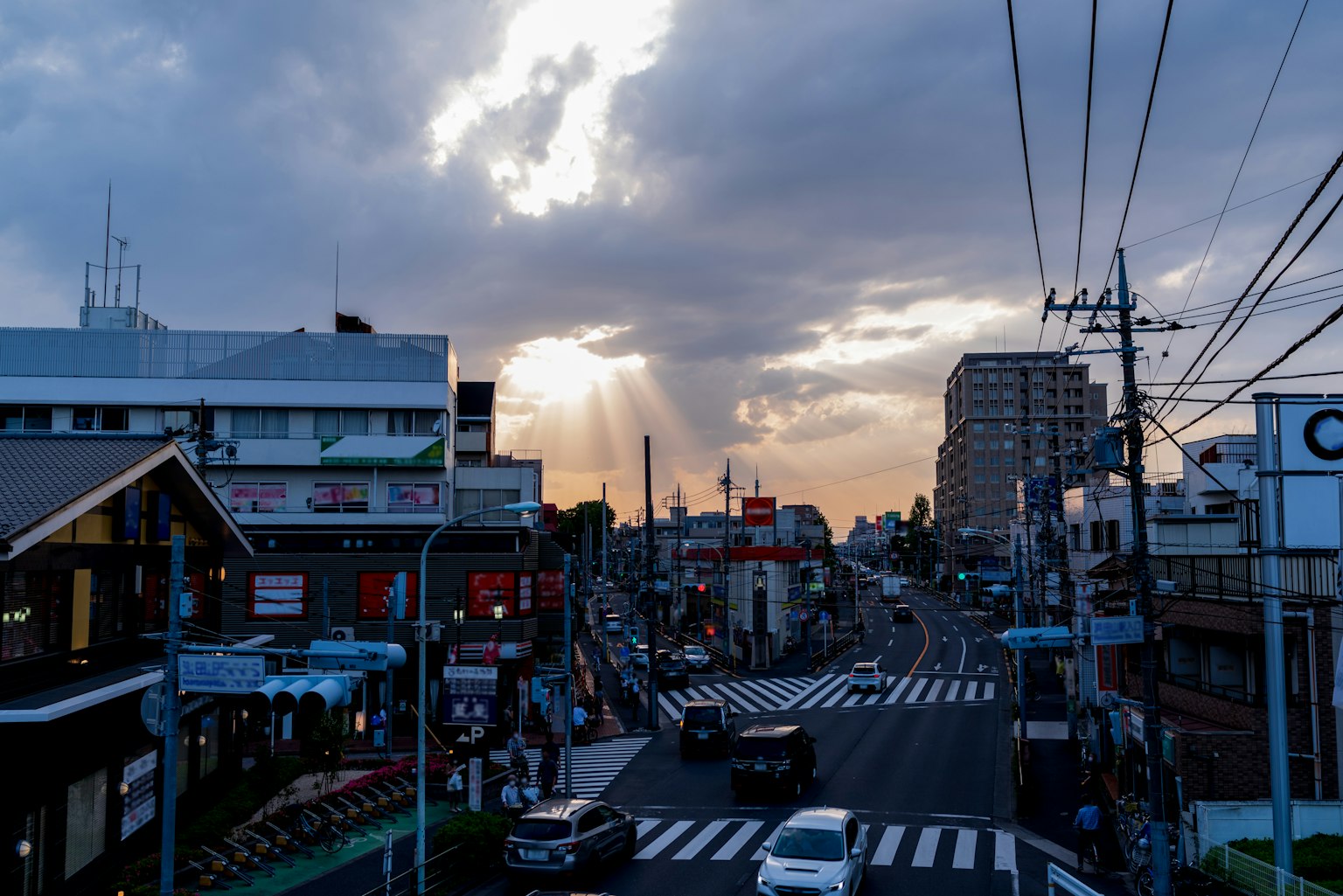城市風景，展示雲彩和光束的日落