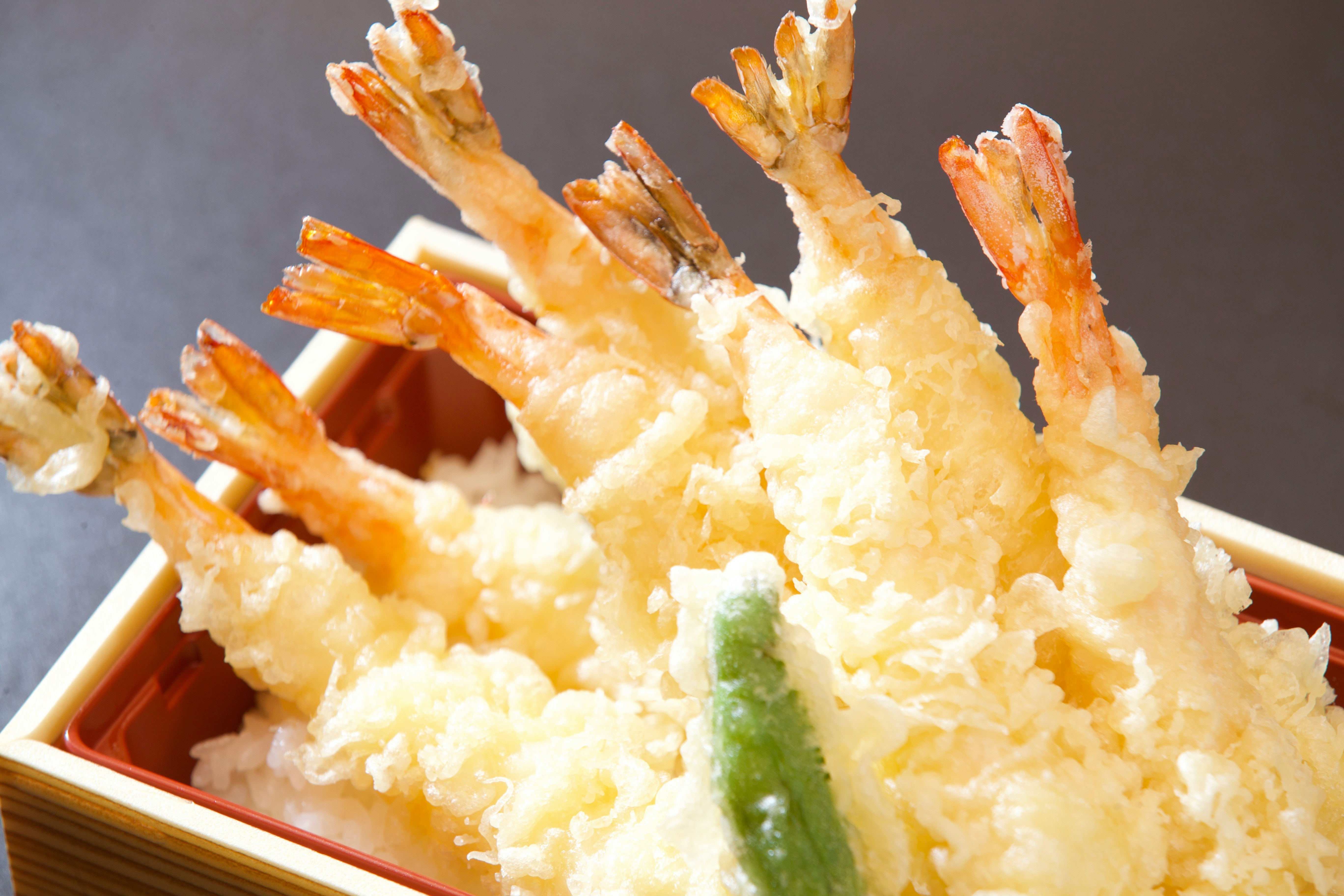 豪華な海老天丼の海老天ぷらと衣のアップ