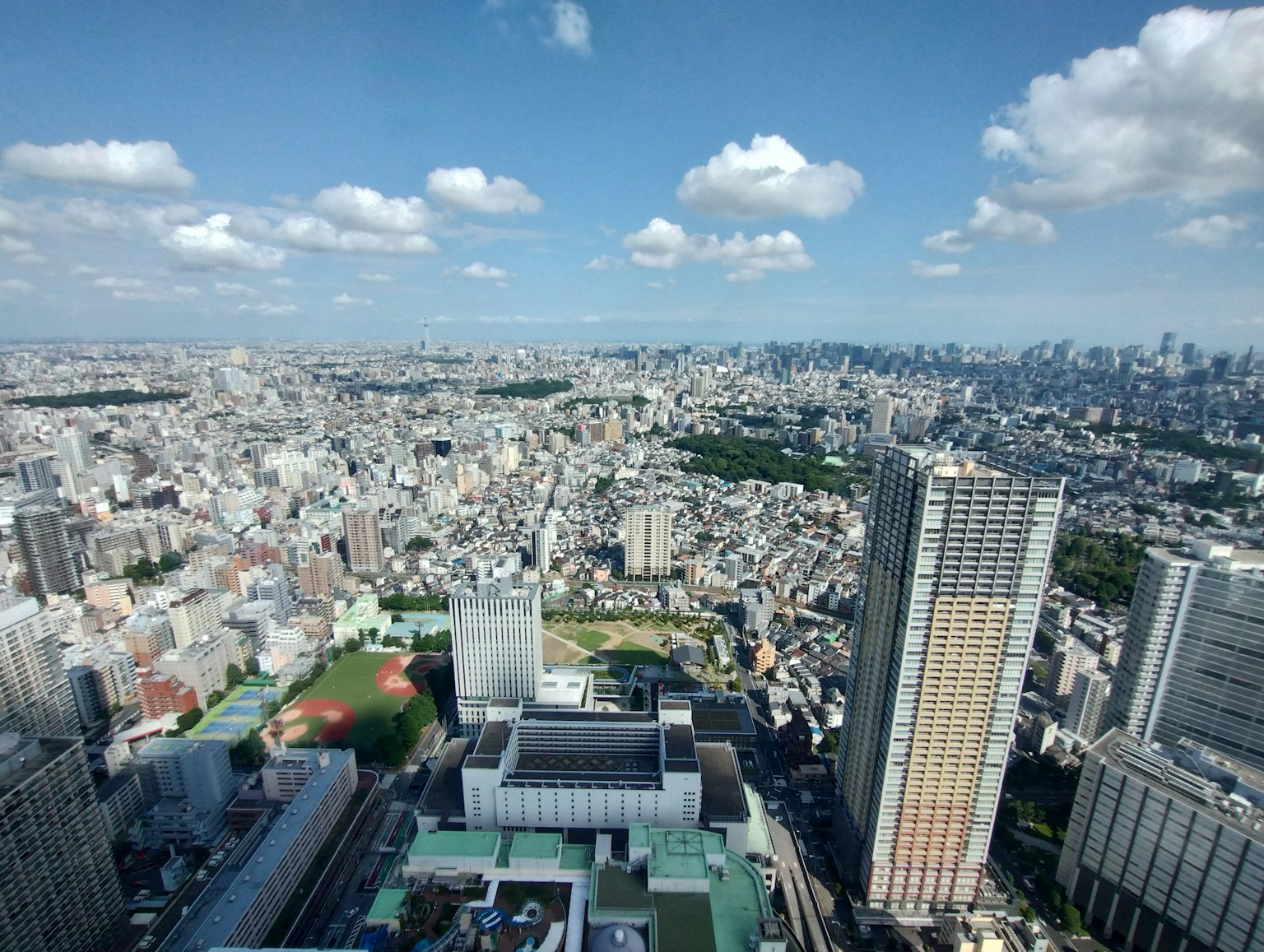 Luftaufnahme von Tokio mit Wolkenkratzern und einer weitläufigen Stadtlandschaft