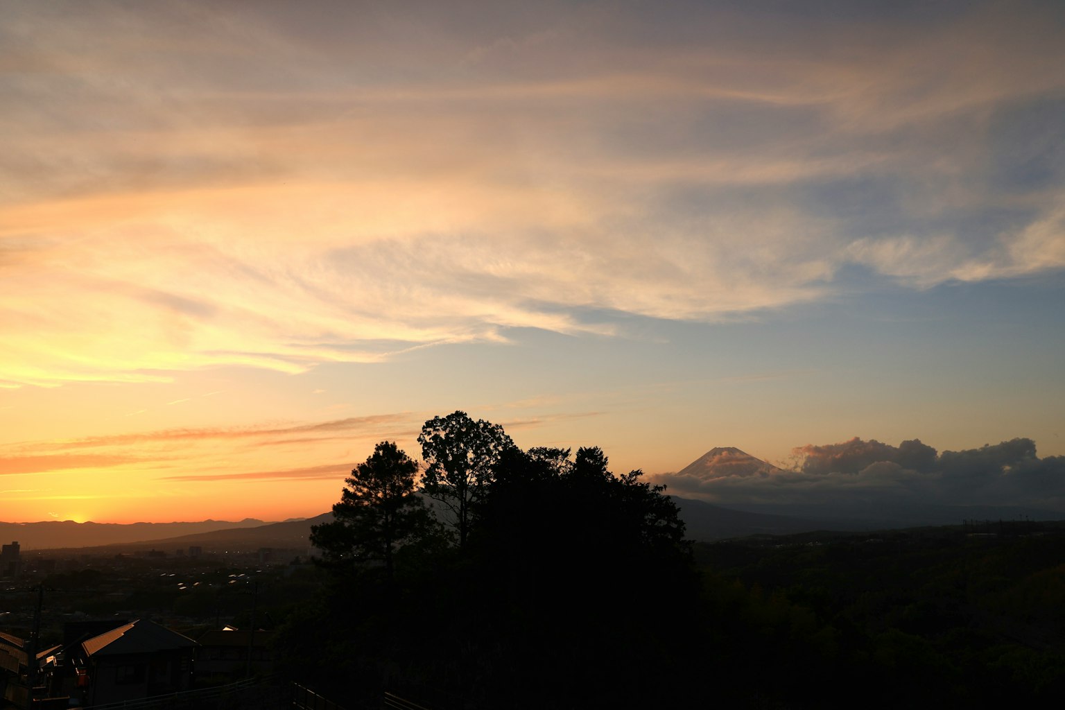 Langit senja yang indah dengan siluet gunung