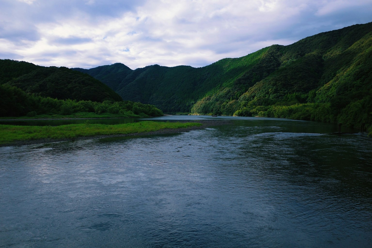 郁郁蔥蔥的山脈和寧靜的河流景觀