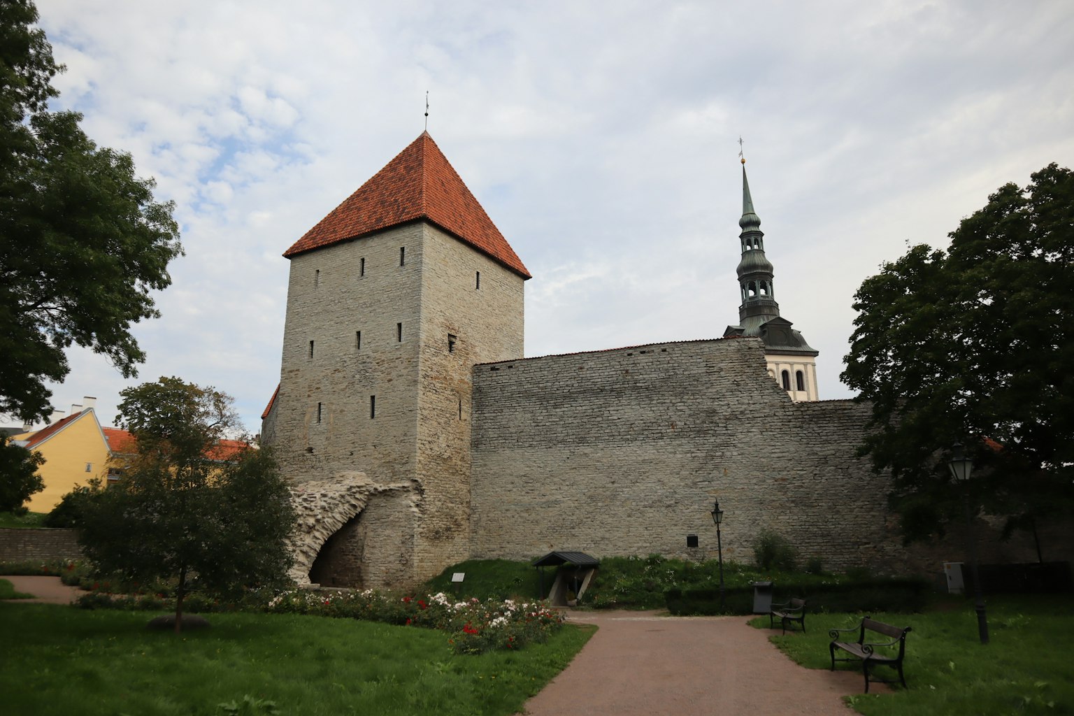 Historische Steinmauer mit Turm und Spitze