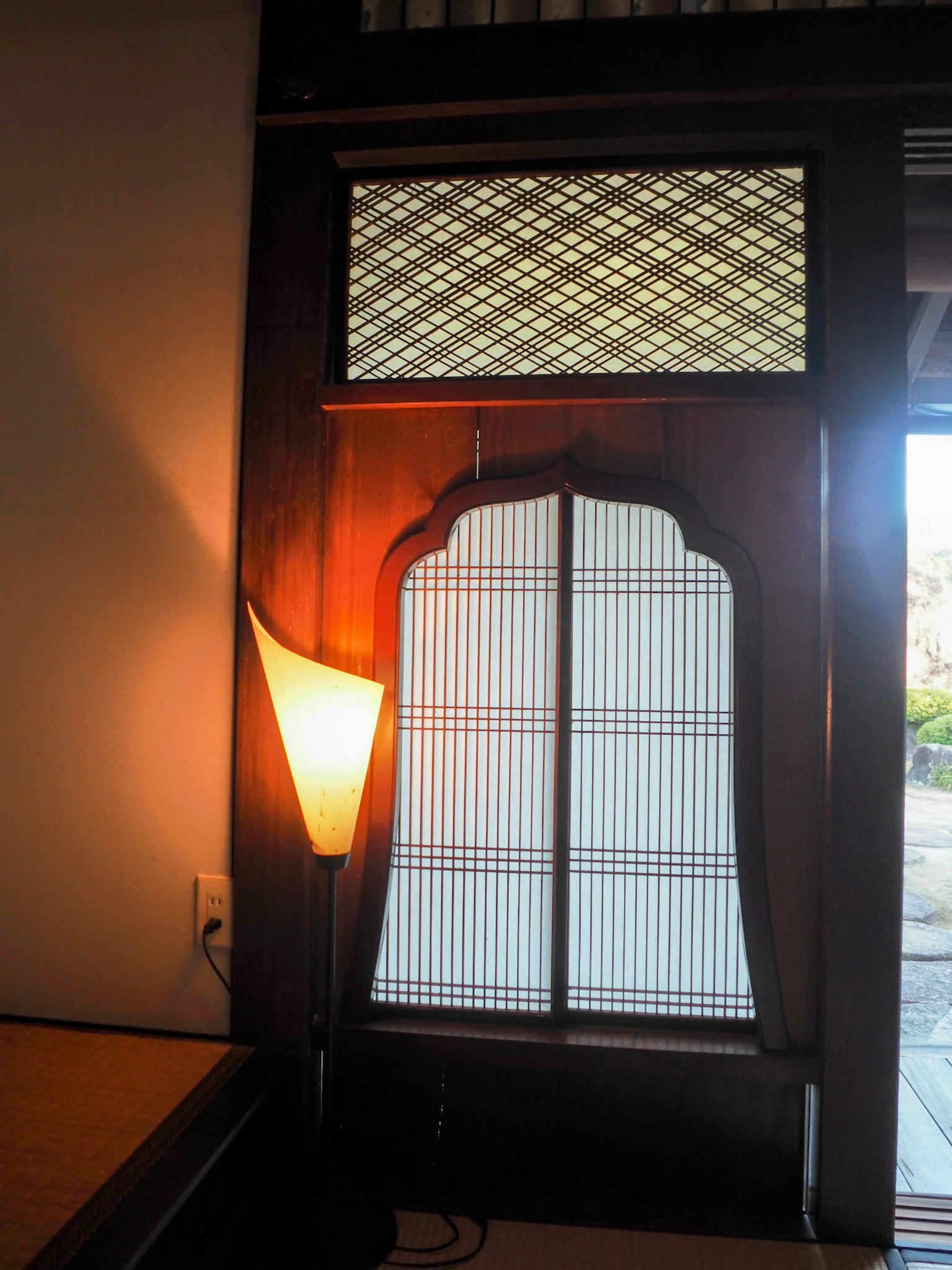 ๋ชฉ์ฌ ์ฐฝ๋ฌธ๊ณผ ๊ฒฉ์ ๋ฌด๋ฌ ์ ๋ฆฌ๊ฐ ์๋ ์ค๋ด